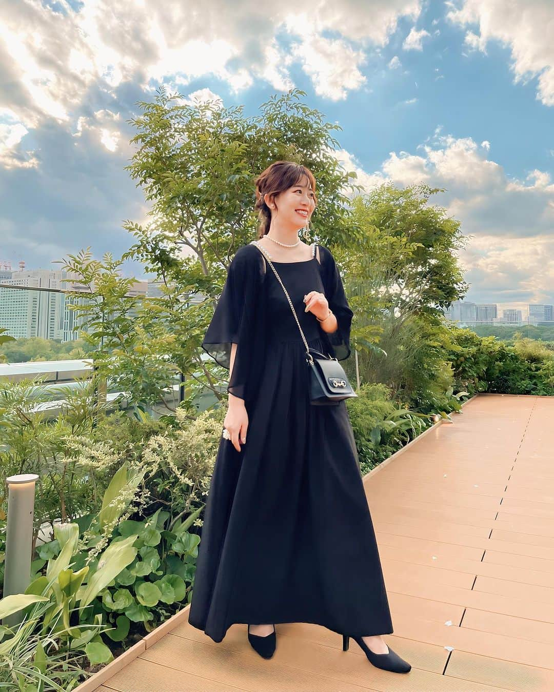 新井和佳奈さんのインスタグラム写真 - (新井和佳奈Instagram)「先日のオケージョンは全身真っ黒だったよ〜ーー🤗  ワンピースはお馴染みのAmeri @amerivintage  この子はセールでめ〜ちゃお得に買った！！！ 肩紐はビジューになってて、取り外すこともできる、かわいい〜ーーーー☁️ 用尺使ってて、ドレスっぽくて、ボリュームもあって、丈もロングで大好き。  バッグはバビロンがセレクトしてる海外のバッグらしい！！！ かわよ、、、  ヘアアレンジはアップ？まとめました👏👏 結婚式って女の子はヘアとかドレスとかネイル、メイクみんなきらきらしてて、本当に目の保養だよね…………  one-piece @amerivintage  bag @babylone.official  ほぼ同窓会で楽しすぎました🥰  Photo by @maomao_book   #路上Live #路上スナップ  #路上シンガー #路上singer #映画主題歌 #歌 #歌カバー #歌カバー動画 #歌ってみた #歌好きな人と繋がりたい  #シンガー #シンガーソングライター #シンガーソングライターと繋がりたい  #イヤフォン #和佳奈 #アカペラ #acappella  #弾き語り #弾き語り女子  #弾き語り動画  #弾き語りさんと繋がりたい #ONEPIECE #ワンピース #結婚式 #結婚式コーデ #結婚式ヘアアレンジ  #結婚式ヘア」10月23日 19時46分 - wa_416