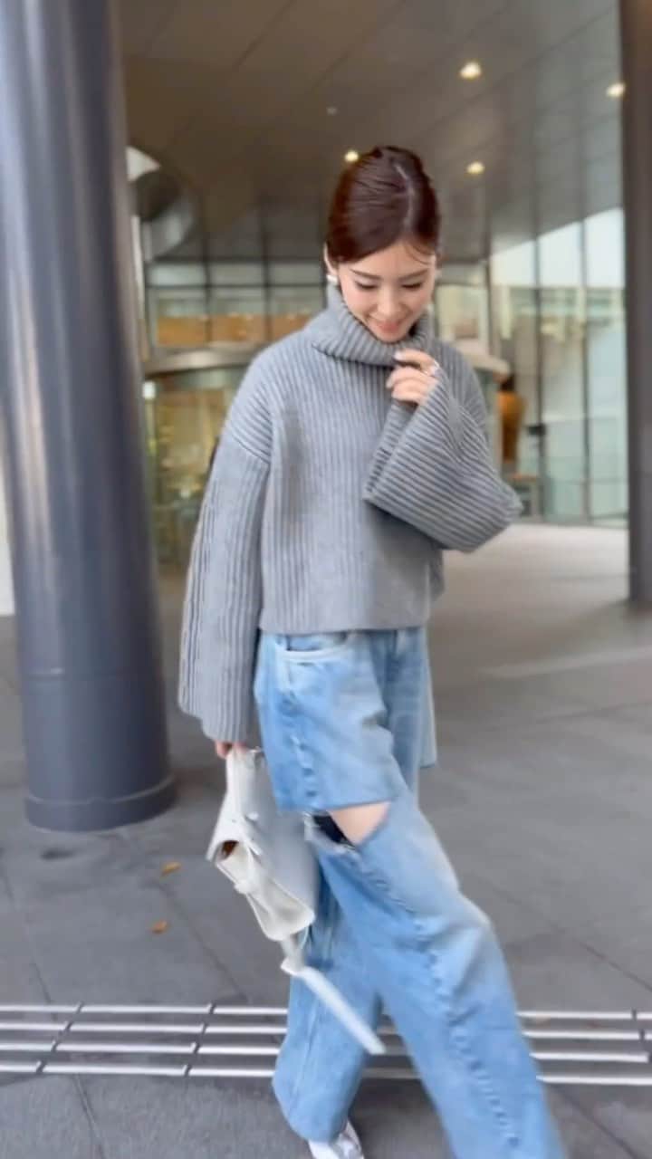 yuukii.iのインスタグラム：「20分後に出かけよう〜！👨🏻って言うから 慌てて準備した日曜日のコーデ😂 マルジェラ履いてたらとりあえずそれとなくなるからほんと買ってよかった👖 (後ろポケットからピロピロ出ているのは娘のヘアリボンです🎀笑)  そろそろ新しいデニム欲しいな💙  knit @dolce._official  denim @maisonmargiela  shoes @manoloblahnik  bag @delvaux」
