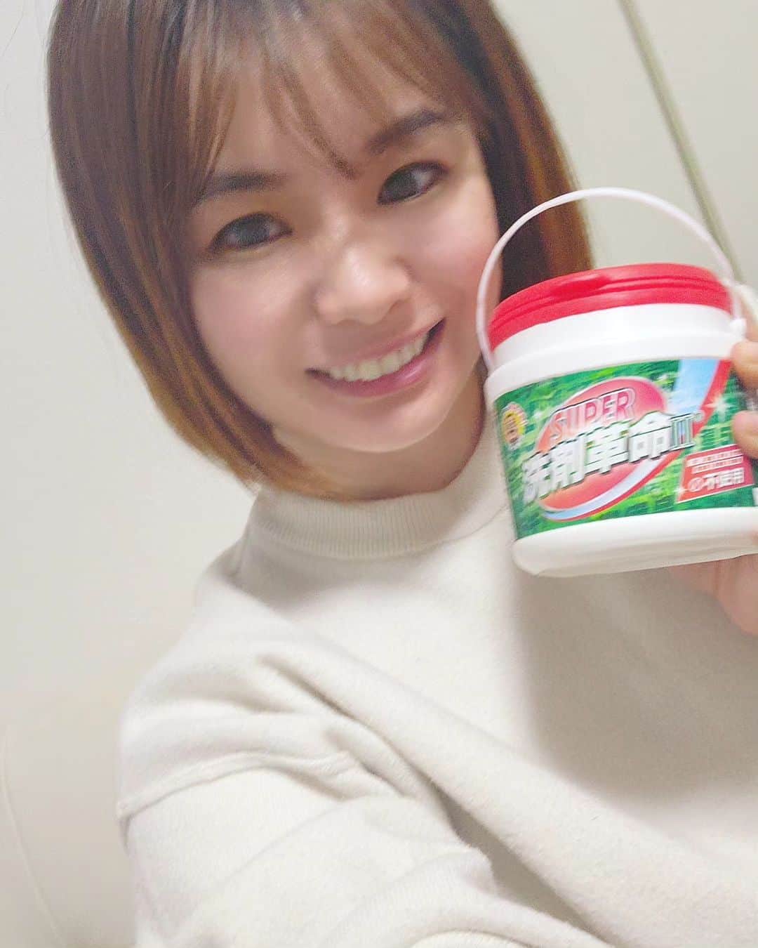 彩乃美希のインスタグラム：「SUPER洗剤革命Ⅱ使ってみました！ 洗浄・除菌・消臭がこれ1つで出来る多目的高機能洗剤です！ 洗剤革命使い方Bookもついてくるから 掃除・洗濯・食器洗い・頑固な汚れ・赤ちゃん用品・ペットのシャンプー・洗車迄幅広い 使い方もしっかりわかるよ！ これ1つでいろんなものに使えるから むっちゃ便利です！  PR @senzaikakumei #洗剤革命 #万能洗剤 #洗剤 #消臭効果 #除菌 #1リットルに1グラム #腕時計の洗浄に #senzaikakumei」