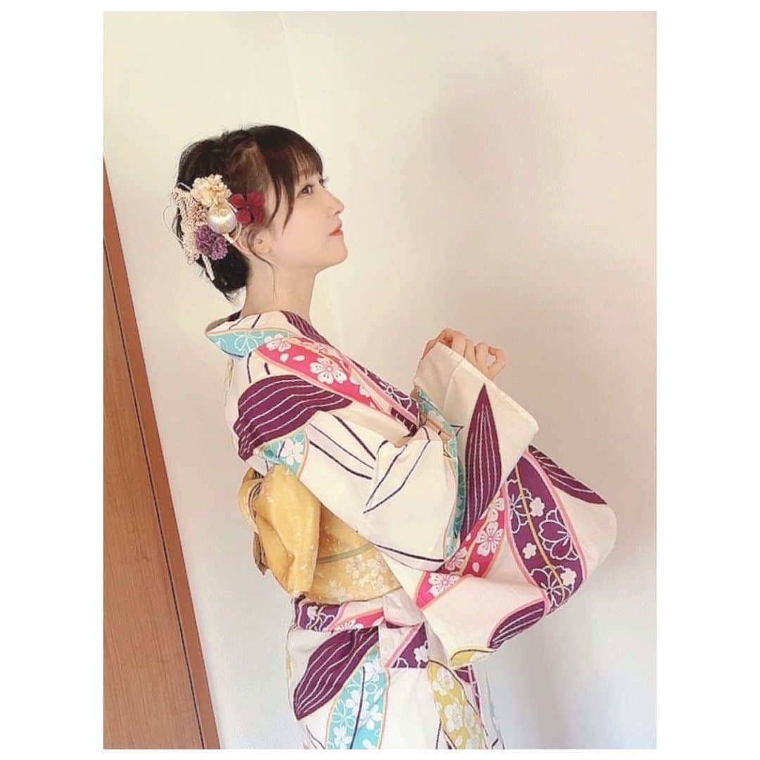 山崎エリイさんのインスタグラム写真 - (山崎エリイInstagram)「ㅤㅤㅤㅤㅤㅤㅤㅤㅤㅤㅤㅤㅤㅤㅤㅤㅤㅤㅤㅤㅤㅤㅤㅤㅤㅤㅤㅤㅤㅤㅤㅤㅤㅤㅤㅤㅤㅤㅤㅤㅤㅤㅤㅤㅤㅤㅤㅤㅤㅤㅤㅤ ㅤㅤㅤㅤㅤㅤㅤㅤㅤㅤㅤ  白地に色鮮やかな柄が目を引く お気に入りの浴衣🌾✨  髪飾りは お花や水引、リボンなど それぞれパーツごとに分かれていたものを メイクさんが一つずつ配置を考えながら、 素敵に仕上げてくださいました☺️💕 美的センスの塊。  #京都 #浴衣 #和装 #エリイと京都 #FCツアー #山崎エリイ #Erii」10月23日 19時49分 - erii_yamazaki