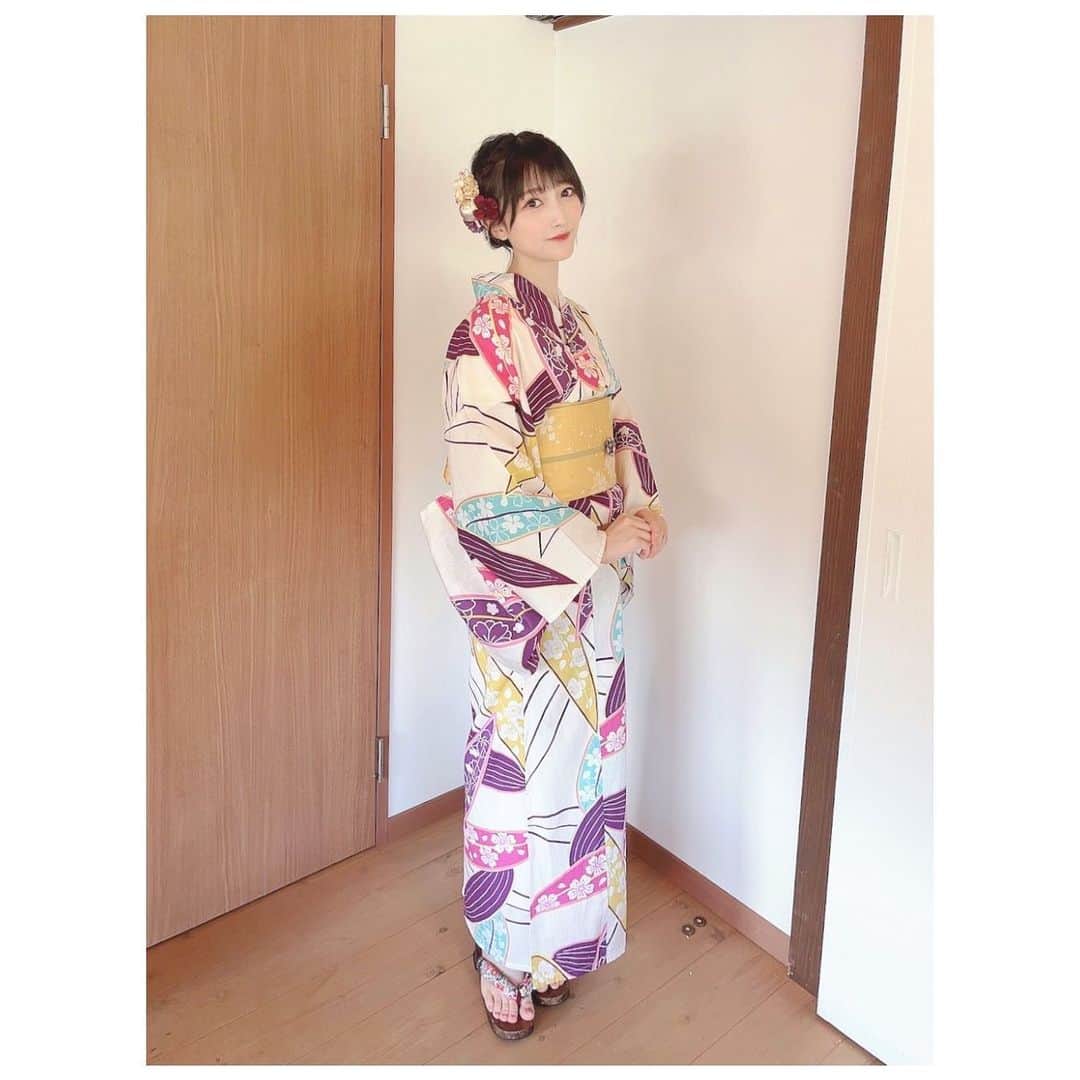 山崎エリイさんのインスタグラム写真 - (山崎エリイInstagram)「ㅤㅤㅤㅤㅤㅤㅤㅤㅤㅤㅤㅤㅤㅤㅤㅤㅤㅤㅤㅤㅤㅤㅤㅤㅤㅤㅤㅤㅤㅤㅤㅤㅤㅤㅤㅤㅤㅤㅤㅤㅤㅤㅤㅤㅤㅤㅤㅤㅤㅤㅤㅤ ㅤㅤㅤㅤㅤㅤㅤㅤㅤㅤㅤ  白地に色鮮やかな柄が目を引く お気に入りの浴衣🌾✨  髪飾りは お花や水引、リボンなど それぞれパーツごとに分かれていたものを メイクさんが一つずつ配置を考えながら、 素敵に仕上げてくださいました☺️💕 美的センスの塊。  #京都 #浴衣 #和装 #エリイと京都 #FCツアー #山崎エリイ #Erii」10月23日 19時49分 - erii_yamazaki