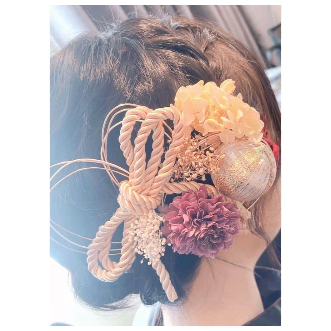 山崎エリイさんのインスタグラム写真 - (山崎エリイInstagram)「ㅤㅤㅤㅤㅤㅤㅤㅤㅤㅤㅤㅤㅤㅤㅤㅤㅤㅤㅤㅤㅤㅤㅤㅤㅤㅤㅤㅤㅤㅤㅤㅤㅤㅤㅤㅤㅤㅤㅤㅤㅤㅤㅤㅤㅤㅤㅤㅤㅤㅤㅤㅤ ㅤㅤㅤㅤㅤㅤㅤㅤㅤㅤㅤ  白地に色鮮やかな柄が目を引く お気に入りの浴衣🌾✨  髪飾りは お花や水引、リボンなど それぞれパーツごとに分かれていたものを メイクさんが一つずつ配置を考えながら、 素敵に仕上げてくださいました☺️💕 美的センスの塊。  #京都 #浴衣 #和装 #エリイと京都 #FCツアー #山崎エリイ #Erii」10月23日 19時49分 - erii_yamazaki