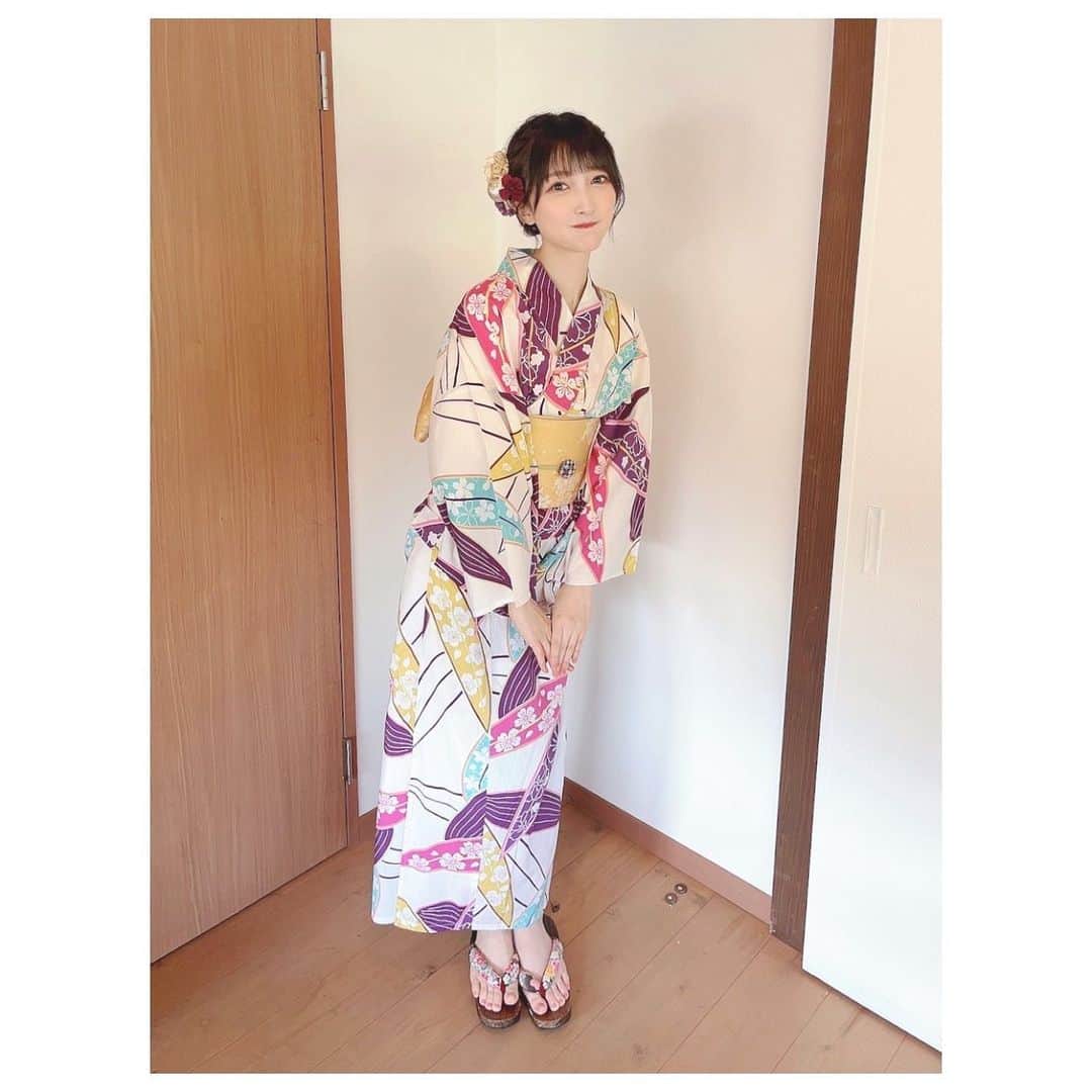 山崎エリイさんのインスタグラム写真 - (山崎エリイInstagram)「ㅤㅤㅤㅤㅤㅤㅤㅤㅤㅤㅤㅤㅤㅤㅤㅤㅤㅤㅤㅤㅤㅤㅤㅤㅤㅤㅤㅤㅤㅤㅤㅤㅤㅤㅤㅤㅤㅤㅤㅤㅤㅤㅤㅤㅤㅤㅤㅤㅤㅤㅤㅤ ㅤㅤㅤㅤㅤㅤㅤㅤㅤㅤㅤ  白地に色鮮やかな柄が目を引く お気に入りの浴衣🌾✨  髪飾りは お花や水引、リボンなど それぞれパーツごとに分かれていたものを メイクさんが一つずつ配置を考えながら、 素敵に仕上げてくださいました☺️💕 美的センスの塊。  #京都 #浴衣 #和装 #エリイと京都 #FCツアー #山崎エリイ #Erii」10月23日 19時49分 - erii_yamazaki