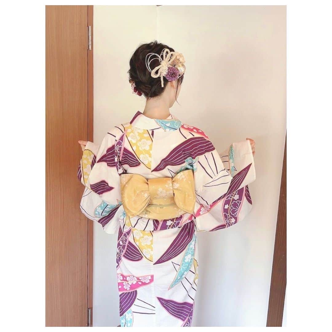 山崎エリイさんのインスタグラム写真 - (山崎エリイInstagram)「ㅤㅤㅤㅤㅤㅤㅤㅤㅤㅤㅤㅤㅤㅤㅤㅤㅤㅤㅤㅤㅤㅤㅤㅤㅤㅤㅤㅤㅤㅤㅤㅤㅤㅤㅤㅤㅤㅤㅤㅤㅤㅤㅤㅤㅤㅤㅤㅤㅤㅤㅤㅤ ㅤㅤㅤㅤㅤㅤㅤㅤㅤㅤㅤ  白地に色鮮やかな柄が目を引く お気に入りの浴衣🌾✨  髪飾りは お花や水引、リボンなど それぞれパーツごとに分かれていたものを メイクさんが一つずつ配置を考えながら、 素敵に仕上げてくださいました☺️💕 美的センスの塊。  #京都 #浴衣 #和装 #エリイと京都 #FCツアー #山崎エリイ #Erii」10月23日 19時49分 - erii_yamazaki