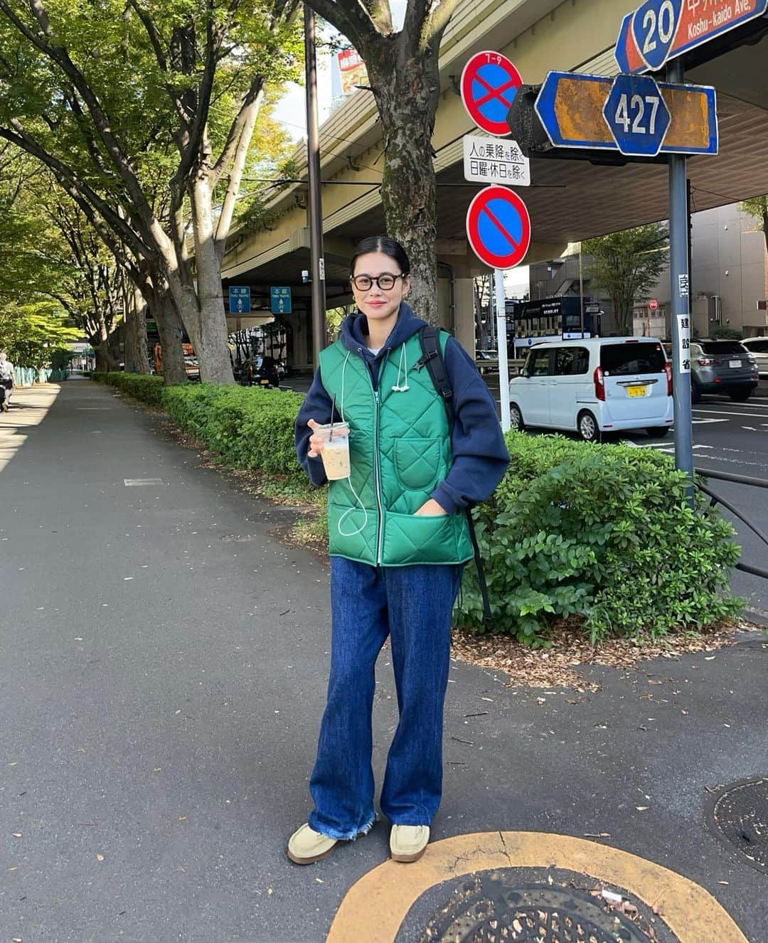 田中シェンのインスタグラム：「愛・ふれあい・MOTTO・しもたか❤️  Tops #snapnwear  Hoodie @acnestudios  Pants @oldfolkhouse  Shoes @clarksoriginals  Glasses @guepard_jp  Bag @columbia_jp  夜に新代田でご飯を食べよーうよ とお誘いいただき、昼は京王線沿いを 散歩することに💁🏻‍♀️‼️ 下高井戸ディープなお店が多い👌  ——————————————— #下高井戸カフェ  @heim_shimotakaido  ———————————————  夕飯前の腹ごしらえということで 軽めの胡麻バナナトーストを食べにこちらへ💁🏻‍♀️ バナナのスライスをどうしたらこんなに 綺麗に載せられるんだろうという不思議と、 胡麻とバナナってこんなに合うんだ‼️って いう驚きでお腹いっぱいなれます🈵 カフェも広々と2階もあって 3つくらいの色違いの部屋が可愛かった😎💯 アイスアメリーノは濃いめで最高です☕️🔥  ——————————————— #下高井戸グルメ  @hatos_outside  ———————————————  すごく美味しそうな匂いと おしゃれな音楽が道にまで届いてたこちら🍛 しかし、夜の部が大量と事前に聞いてた為も あって断念しました😭 絶対美味しいからまた次↩️  ——————————————— #下高井戸駅  @seeds__store  ———————————————  駅に向かう道までにあって足が気がついたら 入ってたこちらの古着やさん‼️ たくさん試着してた中でもボディが綺麗な ラグランのスウェットがとても惹かれている😮‍💨 次の日の朝に思い出したら恋だということで 一回持ち帰りました👔 (店主の方がとても気さくだし、ラグラン好きで 買い付け多いと話しておりました、最高😀)  ——————————————— #ダイタリア #新代田グルメ  @_daitalia  ⭐️⭐️⭐️ ——————————————— 待ち望んでいた夜の部のこちら💁🏻‍♀️ 2人でワイン1本は必須なのでお酒が苦手な方は 飲める方を連れていこう🍷👨‍👩‍👧‍👦 新代田駅から徒歩3分でイタリアにいけます🇮🇹  ⭕️プロシュートいちじく田園プラザブラッタチーズ ⭕️白魚、生しらす、青唐辛子リコッタチーズの クロスティーニ ⭕️ペコロス、タレッジュチーズのグラタントリュフがけ ⭕️アスパラガス、グラナチーズのバッサーノ風 🍝真黒白イカのイカスミソーススパゲッティ ⭕️岩手鶏ロースのタリアータサラダ仕立て 🍰ティラミス  美味しすぎてメニュー全部載せたけど 4人でこれで腹パンです🈵 中でもアスパラガスが本当におすすめなので 食べてほしい‼️美味しすぎて笑い転げます🫨💯  ——————————————— #shindaita #daitalia @_daitalia  Here’s Italian in Tokyo , I would love you to go! Never let you regret!! 3min walk from the  Station. I mean really EVERYTHING is amazing but  If I have to choose one from it , I would say squid ink pasta 🦑　I’m not sure  It’s a true Italian food but you know, if it tastes  Great , does it matter ? Right 🇮🇹😎❤️ _________________________ #下高井戸商店街 #下高井戸駅前市場  #京王線グルメ #新代田駅  #ベストコーディネート #グリーンコーディネート  #緑コーデ #フーディコーデ #メンズファッションスタイル  #oldfolkhouse #streetchic #ノームコアファッション  #シティボーイファッション  #アウトドアファッションが好き #ストリートコーデメンズ #ノームコアファッション #日本旅行✈️  #東京観光🗼 #東京カフェ日記  #가을패션추천 #여자코디 #셀피 #셀카」