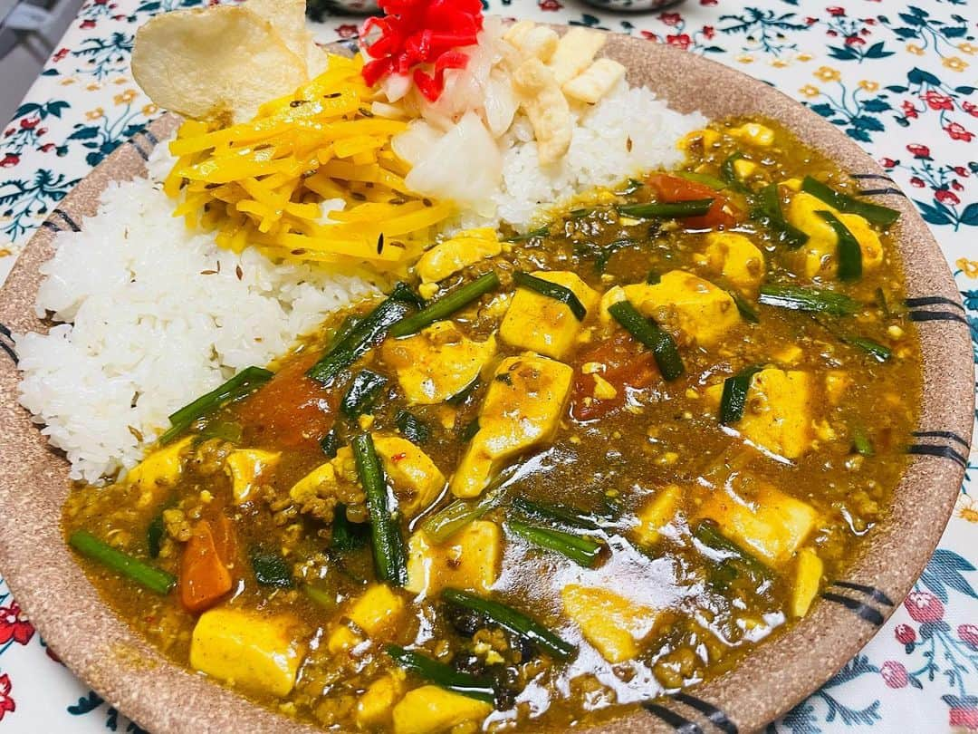 一条もんこのインスタグラム：「カレーと麻婆豆腐の境界線を極めた麻婆カリー。  ご飯がとまらない😍  #料理教室#SpiceLife#渋谷#カレー教室#麻婆カレー#中華カレー##スパイスカレー#創作料理#カレー#curry#スパイス#スパイス料理#おうちごはん#毎月40回開催#お問い合わせはxからお願いします#キャンセル待ち受付中#現在満席です#一条もんこ」