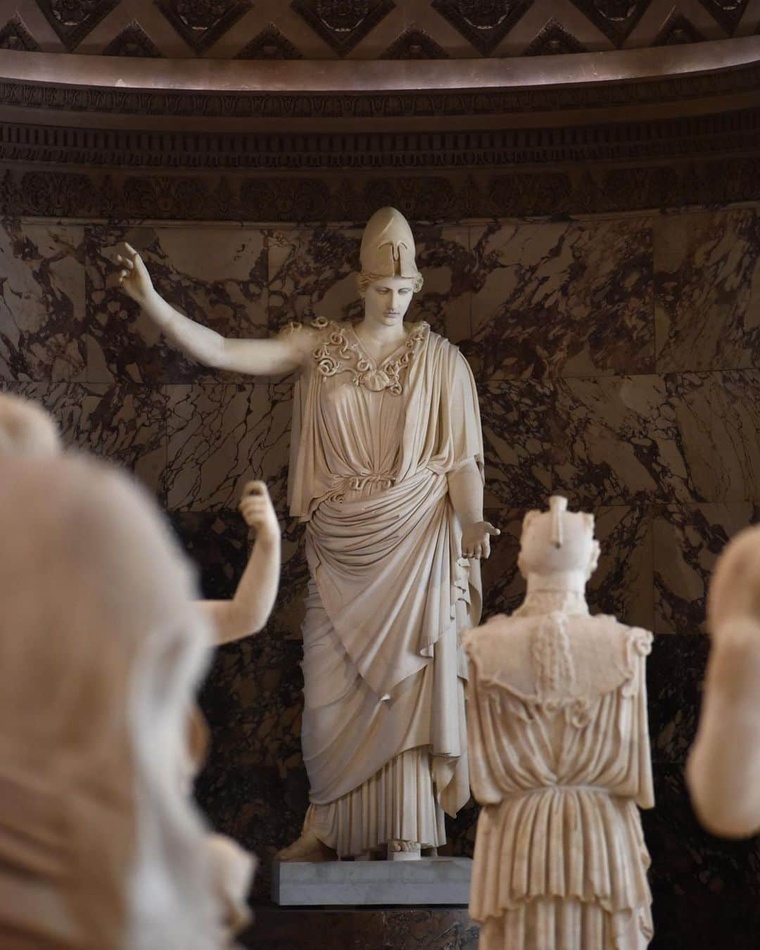 ルーブル美術館さんのインスタグラム写真 - (ルーブル美術館Instagram)「#LouvreAnecdotes  🇫🇷 Savez-vous que cette statue colossale d’Athéna reproduit une effigie en bronze aujourd’hui disparue ?  - 👀 Trouvée à Velletri au 18e siècle, cette sculpture romaine du 1er siècle renvoie à un modèle grec dont des répliques et des fragments de moulages antiques découverts à Baïes près de Naples gardent le souvenir.  - 🕰️ Créé vers 430 avant J.-C., le modèle originel est généralement attribué à Crésilas, sculpteur crétois auteur d'un célèbre portrait de Périclès dont une copie, conservée au British Museum, présente un visage ovale et une acuité des traits identiques à ceux de la déesse.  ∴ 🌎 Did you know that this colossal statue of Athena reproduces a bronze effigy that has now disappeared?  - 👀 Found in Velletri in the 18th century, this 1st-century Roman sculpture refers to a Greek model that is remembered in replicas and fragments of ancient casts discovered at Baïes near Naples.  - 🕰️ Created around 430 BC, the original model is generally attributed to Kresilas, the Cretan sculptor responsible for a famous portrait of Pericles, a copy of which, in the British Museum, features an oval face and sharp features identical to those of the goddess. - 📷 © Musée du Louvre / Nicolas Bousser . . . #Louvre #MuseeDuLouvre」10月23日 19時50分 - museelouvre