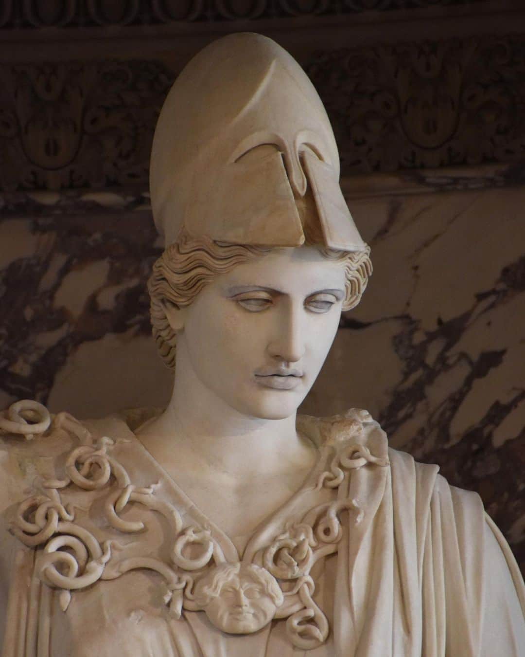 ルーブル美術館のインスタグラム：「#LouvreAnecdotes  🇫🇷 Savez-vous que cette statue colossale d’Athéna reproduit une effigie en bronze aujourd’hui disparue ?  - 👀 Trouvée à Velletri au 18e siècle, cette sculpture romaine du 1er siècle renvoie à un modèle grec dont des répliques et des fragments de moulages antiques découverts à Baïes près de Naples gardent le souvenir.  - 🕰️ Créé vers 430 avant J.-C., le modèle originel est généralement attribué à Crésilas, sculpteur crétois auteur d'un célèbre portrait de Périclès dont une copie, conservée au British Museum, présente un visage ovale et une acuité des traits identiques à ceux de la déesse.  ∴ 🌎 Did you know that this colossal statue of Athena reproduces a bronze effigy that has now disappeared?  - 👀 Found in Velletri in the 18th century, this 1st-century Roman sculpture refers to a Greek model that is remembered in replicas and fragments of ancient casts discovered at Baïes near Naples.  - 🕰️ Created around 430 BC, the original model is generally attributed to Kresilas, the Cretan sculptor responsible for a famous portrait of Pericles, a copy of which, in the British Museum, features an oval face and sharp features identical to those of the goddess. - 📷 © Musée du Louvre / Nicolas Bousser . . . #Louvre #MuseeDuLouvre」