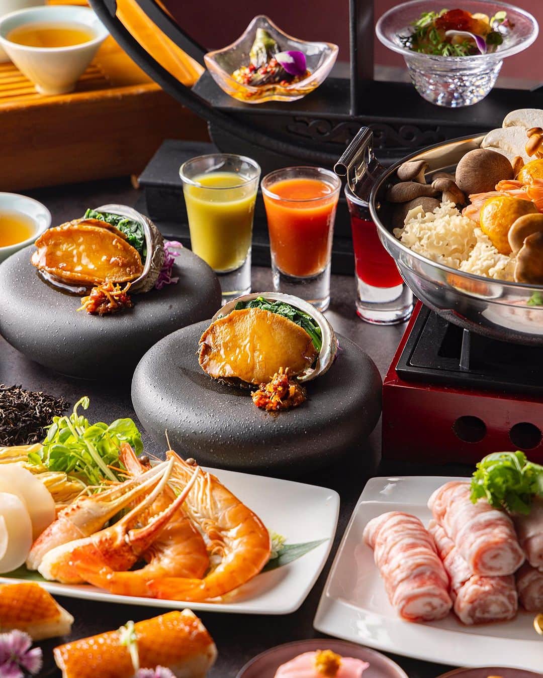 ヒルトン東京さんのインスタグラム写真 - (ヒルトン東京Instagram)「中国料理をおしゃれなクラシカルな茶器スタンドで供するディナープラン『妃鍋』🍲 秋の妃鍋は、バラエティに富んだきのこと、豪華具材でご賞味いただけます。 豊富な食物繊維を含むスーパーフード茸は、滋味深い出汁も楽しめる鍋にぴったりの食材です。 【開催情報】 期間  10月31日（火）までの平日限定 時間  17:30～19:30　 中国料理「王朝」（2階）  Indulge in exquisite Chinese cuisine served on a traditional, ornate tea stand 🍲🍵  From  appetisers to desserts, the "Hinabe" course features a variety of luxurious ingredients known for their health and anti-aging benefits, including mushrooms rich in dietary fiber and other superfoods that go perfectly with the rich soup broth of this rather unique hot pot course. Enjoy fabulous, authentic flavours in a healthy way ✨  Dates:  Every weekday until October 31st Hours:  17:30 - 19:30 Location:  Dynasty (2F)  #ヒルトン #ヒルトン東京 #hilton #hiltontokyo  #ホテル #hotel#Tokyorestaurant#tokyofood#妃鍋#アフタヌーンティー#女子会#秋の味覚#東京レストラン#ホテルステイ#アンチエイジング#中国料理#きのこ鍋#王朝#スーパーフード#ヘルシー」10月23日 19時50分 - hiltontokyo