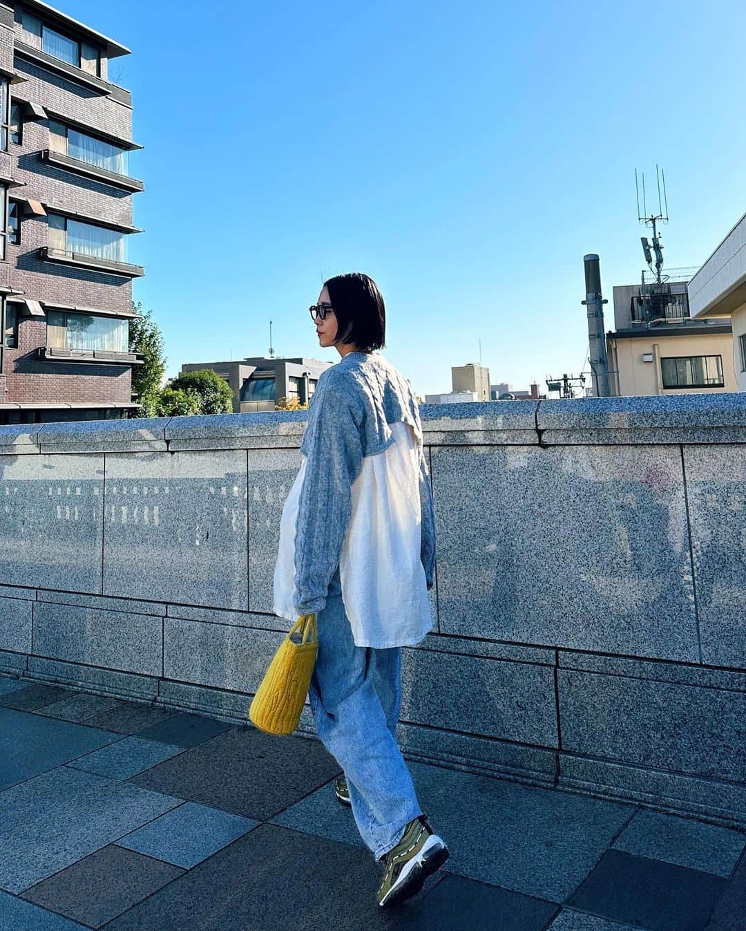 忍舞のインスタグラム：「お天気最高なお休みの日  日向はあったかいが 日陰が肌寒い。  ショート丈ニットデビューしたけどめちゃこの季節いいね✨ 何年も使ってるしわしわシャツと相性よし🙆‍♀️  マツパが良すぎて マスカラいらないんだけどww  #しのぶんコーデ」