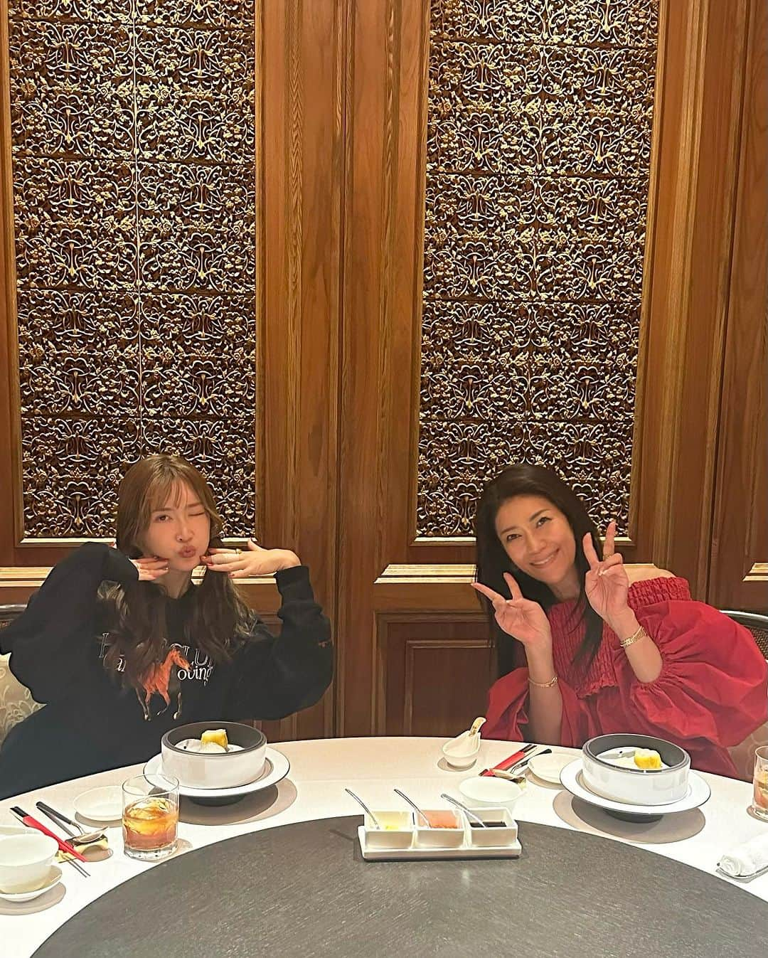 Taki Tanakaさんのインスタグラム写真 - (Taki TanakaInstagram)「w/ @saekoofficial in @ritzcarlton.osaka   1ヶ月ぶり以上の大阪。ポップアップイベントをしていたさえちゃんと晩ごはん。 ストーリーズ投稿しましたが紗栄子ファンのみなさま♡フィードにもアップしますね。  急に訪れても、お帰りなさいとあたたかく迎えてくれて、いろんなリクエストに応えてくださる#theritzcarltonosaka いつも感謝。  さて、今年も12月20日に @izapinkchristmas2023 を#ザリッツカールトン大阪 にて開催します。お楽しみに。  #saeko #紗栄子 @iza_official  #izastagram」10月23日 19時56分 - tanakataki