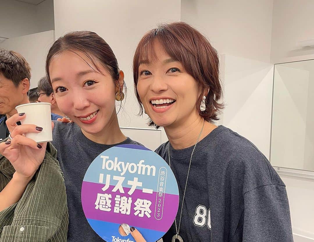 住吉美紀さんのインスタグラム写真 - (住吉美紀Instagram)「「#TOKYOFMリスナー感謝祭 in 渋谷音楽祭 ワイドパーソナリティ大集合SP」会場のLINE CUBE SHIBUYAにお運びくださった皆さん、生放送をお聴きくださった皆さん、昨夜はありがとうございました！まだ興奮覚めやらぬ、感激にポッポした感じが続いている。  会場LINE CUBE SHIBUYAに満杯のリスナーの皆さん。 満面の笑顔にキラキラした目、 大きく拍手をしたり手を振ったり、大笑いをしたり、 声を揃えてコールをしてくださったり・・・ こんなにたくさんの方が、楽しみに足を運んでくださったんだということに、ステージに出た瞬間から大感動。 ラジオの生放送はSNSで繋がったり、 メールがすぐに届いたり、 リスナーさんとの距離が近いから、 親戚一同が集まったようなあったかい特別感がたまらない。  それに、普段、TOKYO FMのワイド番組、 朝6時から夜9時まで15時間 バトンをリレーするように生放送を繋いでいる パーソナリティ９人がステージに集結できたこと自体、 もうワクワク。  お互いの声はよく聴いているし、 前後の番組だとクロストークをしたり、廊下ですれ違ったりすることはあっても、 じっくり話す時間は実はほとんどないし、 一堂に会す機会なんて初めて。  それが不思議と集まると、初めてっぽさがなく、 まるで大家族の兄弟が集まったようなファミリー感！ 日頃、生放送のバトンを繋いでいる信頼感、 苦楽を共にしてきたという共感が生む一体感。 私は、そんな９人のステージの総合司会なるものを仰せつかったのだが、 決め事のないトークで、 何が起こっても、 目配せひとつで誰かがなんとかしてくれるという安心感から、緊張はゼロ。 むしろ、パーティ的な楽しい気持ちが爆発した。  ９人全員がみんな違うバラバラなキャラで、 それぞれの方向に個性が強いのなんのって。 でも、だからこそ、15時間の生放送がバラエティに富んでいて楽しいんだよね、と改めて実感。 そして、もうみんなのことが愛しすぎて、 ハグして回りたくなる気持ち！ （実際して回ったが）  さらに、当日まで懸命に準備をし、 当日も社員全員稼働で各会場を運営した TOKYO FM社員の皆さんも忘れてはならない。 今回は、制作現場はもとより、 総務や営業の方々も例外なく、 リスナー感謝の場に立ったそうだ。 こんなに一体になれる会社って、素敵じゃないか〜！と 献身的に働く直属のプロデューサーを見ていても思った。  いやはや、全部ひっくるめて、誇らしく言いたくなるね、 “This is MY WORK FAMILY!”って。 大家族のような仕事仲間がいるなんて、 なんて幸せなことなのでしょう。  #TOKYOFM #BlueOcean #ダイアナ @blueocean_tfm」10月23日 19時51分 - miki_sumiyoshi