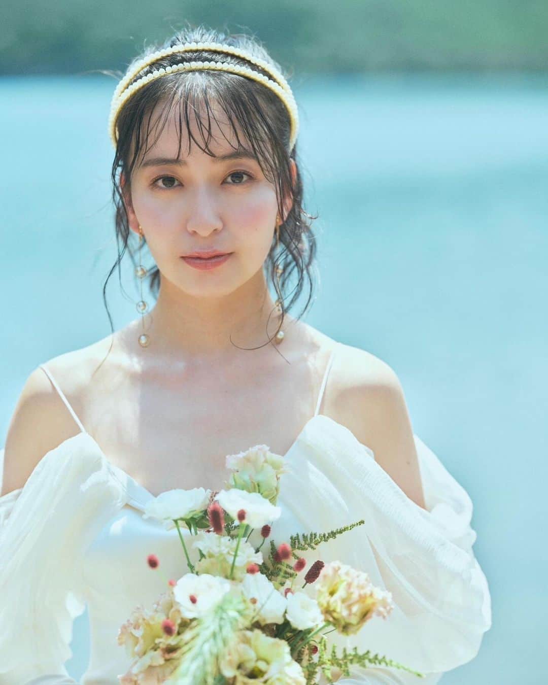 岩間恵のインスタグラム：「Scene 1. LAKE. 8月のとある暑い日に、 地元の山梨で撮影したデータが届いたので これからいくつか投稿していきます🕊️  結婚式でお世話になった @wd1110s さんにお声がけいただき、モデルをさせていただきました🙏  大好きなメンバーで撮影できたので 私の中でとても思い出になった日♡  まずは湖畔で撮影したショットを💐 ドレスが最高に美しくて、結婚式に間に合っていたら選んでいたかもしれないスタイル👰‍♀️...🤍  Dress.. @varie_dress  Hair make.. @kanesawamiho  Photos.. @tomoya_takano   #ドレス撮影 #インポートドレス #ウェディングヘア #ウェディングアクセ」