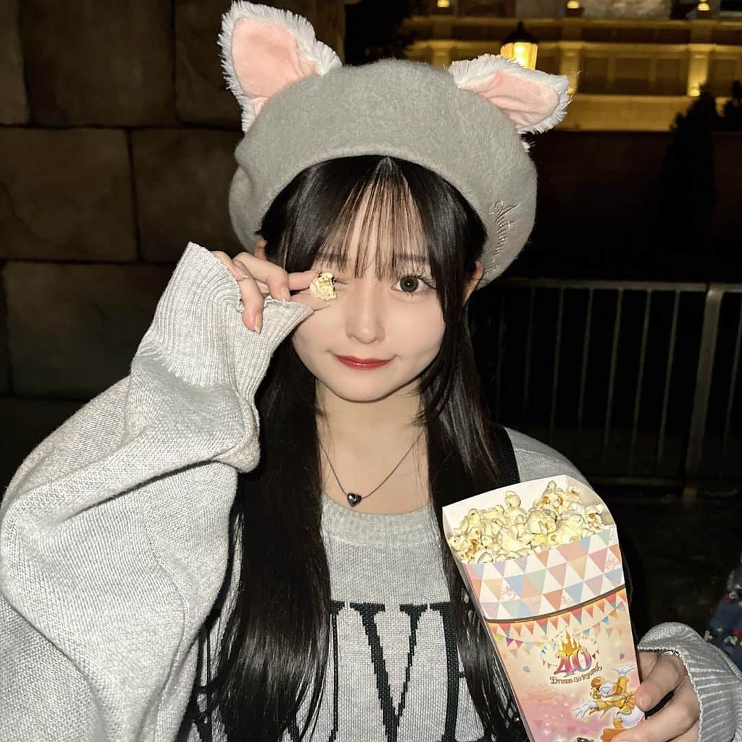 石橋颯のインスタグラム：「次の夢はディズニーで食べ歩き🥰  ･ ･ ･   #ootd #instagood #instalike #followme #いいね #アイドル #05 #ディズニーシー #ベレー帽 #ジェラトーニ」