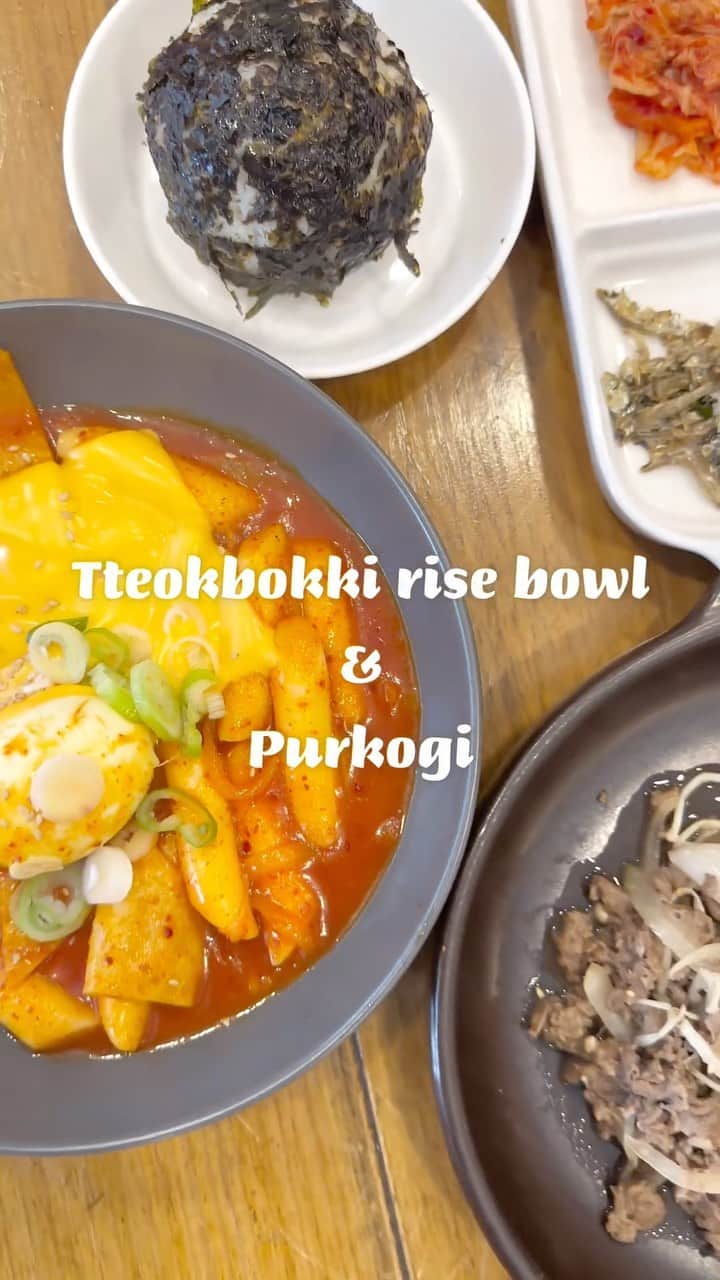 AMIのインスタグラム：「❁.*･ﾟ  本場の韓国グルメ🇰🇷 ハラル認証された韓国グルメを初めて食べたよ😋🌶  日本ではまだハラル対応してるお店がなくて 本場で本場の味を食べに行って大満足💯  Tteokbokkiとライスボウル付き＆Purkogiを頼んだよ 辛いのが好きな人にはTteokbokkiおすすめ🌶🌶 Purkogiのお肉は柔らかくて味も美味しかった！ ライスボウルはツナ入りだよ、これがまたしっかりとボリューミーだからかなりお腹いっぱいになるメニューです🫢笑  📍 @eid.halal.korea Seoul,Korea Iteawon 梨泰院   ⬇️⬇️⬇️ Tempat recommend halal korea food restoran di Iteawon Menu nya banyak,dan rasanya dijamin Enaaak👍😋 Pedasnya juga pas bgt!!  Dari restoran ini ke mesjid korea juga dekat jalan kaki 5 mnt nyampe,aku recommend makan disini sholat di mesjid🕌  Jaga makanan,maka rezeki kita juga akan dijaga Allah  Semoga bermanfaat💕        *☼*―――――*☼*―――――*☼*―――――*☼*―――― #韓国料理🇰🇷 #ソウル旅行 #ハラルグルメ #ハラルフード #ハラル #海外旅行好き #タビジョ #旅したくなるフォト #グルメ好きな人 #韓国グルメ旅 #旅スタグラム #グルメ旅行 #jalanjalankekorea #koreafoodhalal #halalnavi #halaltravel #halalgourmet #seoultrip #retrip_gourmet #tabijyomap_korea #retrip_korea #retrip」