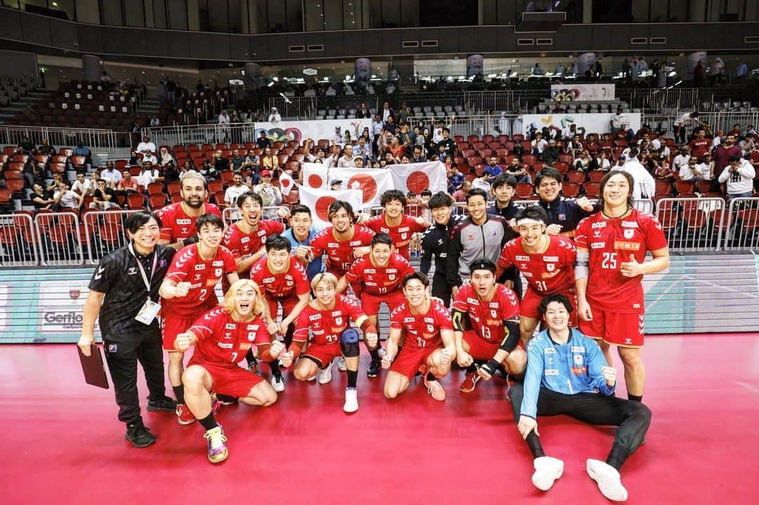 吉野樹のインスタグラム：「. Asian Men's Handball Qualification for Olympic Games 2024-Paris  パリオリンピックアジア予選　 予選リーグ1位通過することができました。  パリの切符掴むまで あと２つです。 みなさん共に戦いましょう🇯🇵  Photo by @tagucci42 📸  #彗星japan  #goforparis2024  #handball #asics  #bauerfeind  #asicsjapan  #soundmindsoundbody」