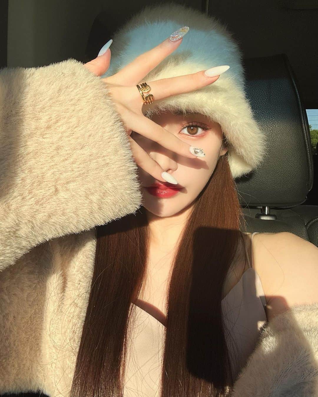 下津明日香のインスタグラム：「• 西陽ってさいこうに盛れる😌💫 あたらしいネイルもお気に入り💅🦋」