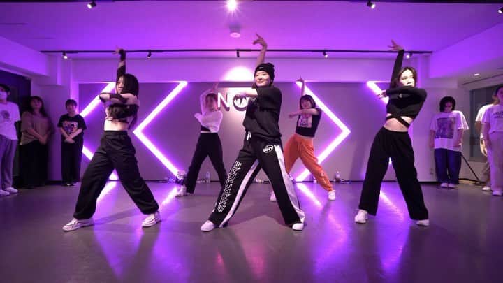 CHISATOのインスタグラム：「A-NONさんレッスン✨ 初めて受けた時の🎥💃 一緒に踊らせてもらえて嬉しかったです！ @anon_official1229 さん ありがとうございました😊✨  🙋‍♀️オレンジ #punking #waacking #dance」