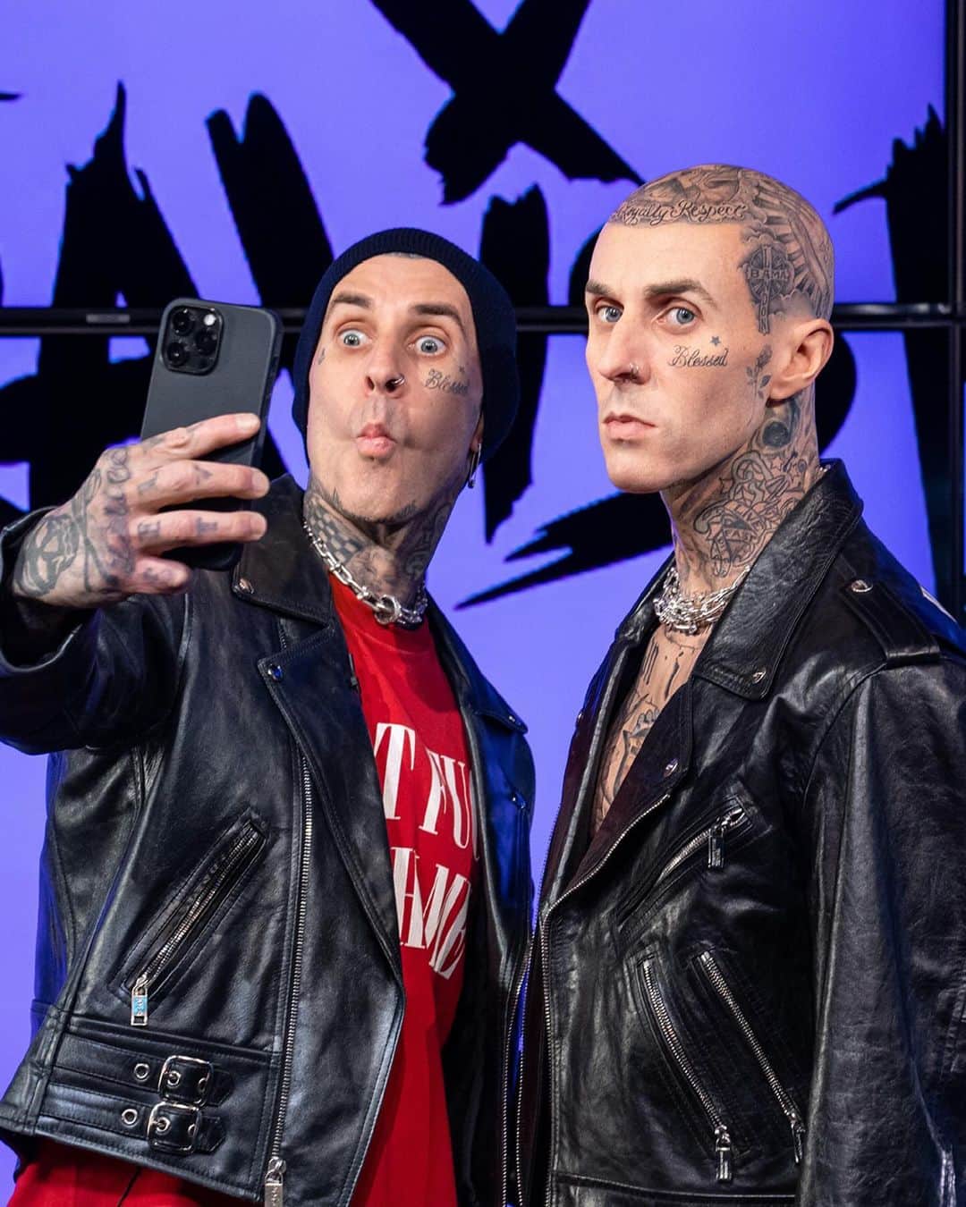 Kerrang!のインスタグラム：「“It looks so fucking real…” Travis Barker has his own figure at Madame Tussauds in Las Vegas, and it’s the “most tatted figure ever created” by the celebrity waxwork museum 🤯  📸: @keylimephoto」