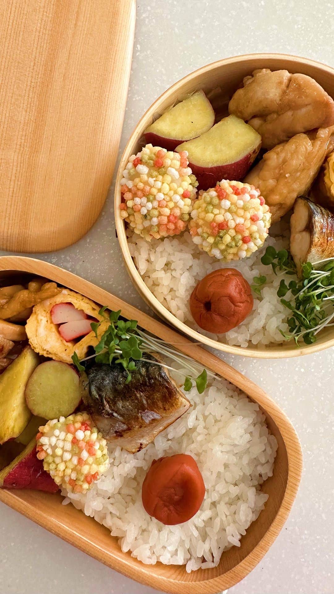 お弁当作りのアヤコのインスタグラム：「今日のお弁当です。 白玉にぶぶあられまぶすのは、数年前によくやってた見た目重視の技😂♥️  さて明日から次男が学級閉鎖！ どうしたもんかね😵‍💫  #お弁当 #アヤコのお弁当 #焼きサバ #さつまいもの甘々  #鶏の照り焼き #弁当記録 #曲げわっぱ」