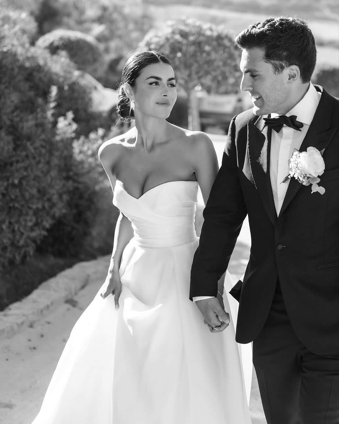 Pronoviasのインスタグラム：「Love, stitched into every detail, transformed @georgiahabboo into radiant beauty on her unforgettable day💛#PronoviasBride   Dress: Geiranger Veil: V-Pickford Photography: @jackhenryphoto   Share your love story at pronovias.com/share-love-story ✨  #Pronovias」