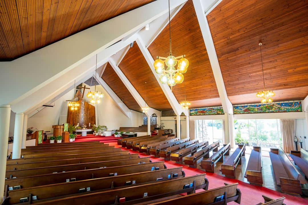 ファーストウエディング公式 ハワイウエディングさんのインスタグラム写真 - (ファーストウエディング公式 ハワイウエディングInstagram)「. 【Hawaii/挙式会場紹介】 Community Church of Honolulu ホノルルコミュニティ教会  神聖なコアの木が使われた祭壇は、 厳格な雰囲気も持ちつつ、温かみのあるアットホームで ハワイらしい開放感を感じることができます。  tuxedo @pronovias  @pronovias_japan  accessory @bijou_holic   #FIRSTWEDDING #ファーストウエディング #リゾートウェディング #リゾート婚 #ハワイ挙式 #リゾート挙式 #ホノルルコミュニティ教会 #communitychurchofhonolulu #ステンドグラス #リゾ花 #家族婚 #2023秋婚 #2023冬婚 #2024春婚 #2024夏婚 #2024秋婚 #プレ花嫁 #プレ花嫁さんと繋がりたい #ハワイ旅行 #ハワイ好きな人と繋がりたい #ハワイ観光 #hawaii #hawaiitrip #hawaiiwedding #wedding #weddingphotography #bouquet #ハワイウエディング #ハワイウェディングフォト」10月23日 20時00分 - firstwedding