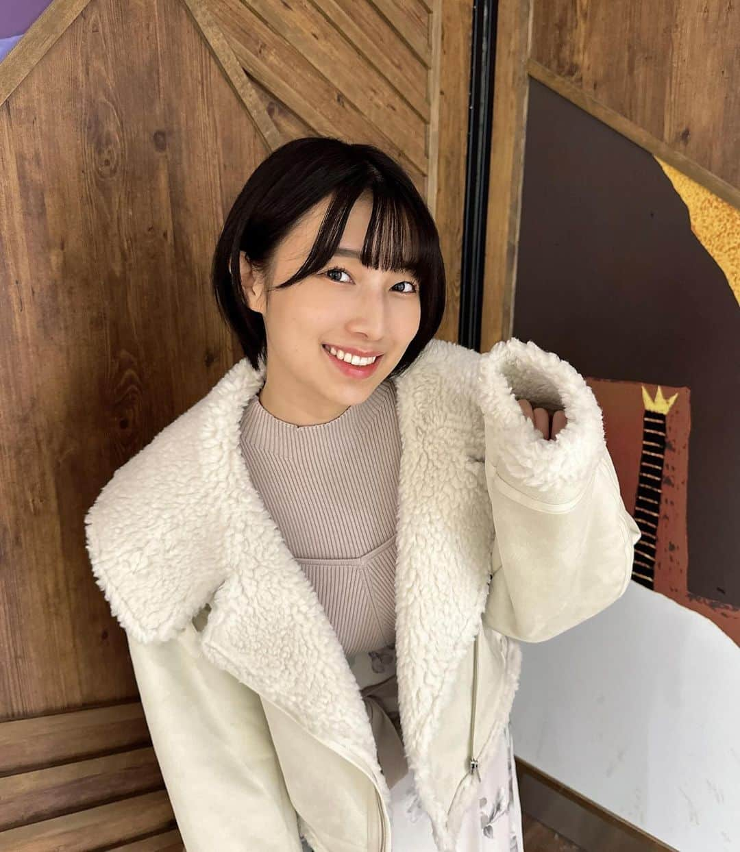 安部若菜のインスタグラム：「一足お先に、コートデビュー⛄️❄︎  急に寒くなって、ようやく衣替えをしました！ 皆さま、もう終わりましたか〜？  寒いのは嫌だけど、かわいいコート着れると思ったら…☺️ #mercuryduo#code#pr#アウター#冬コーデ#冬#骨格ストレート#骨スト#ショート#ショートヘア」