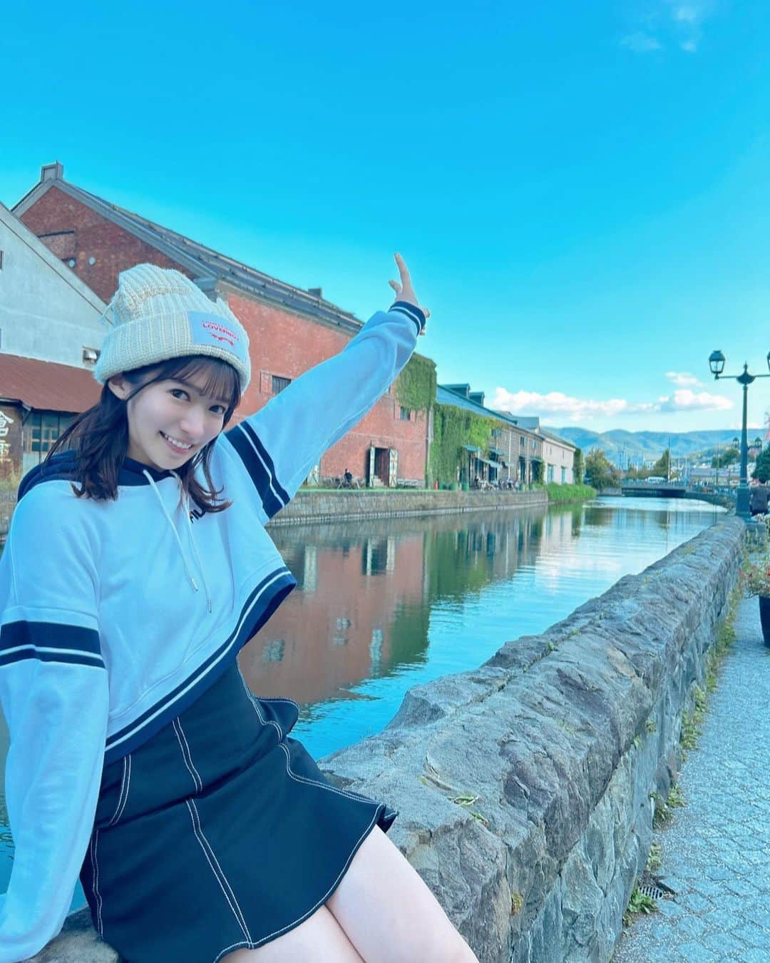 渚志帆のインスタグラム：「札幌 小樽🍀 海鮮も美味しくて運河も綺麗で癒しでしかなかった 素敵な思い出旅🌈」