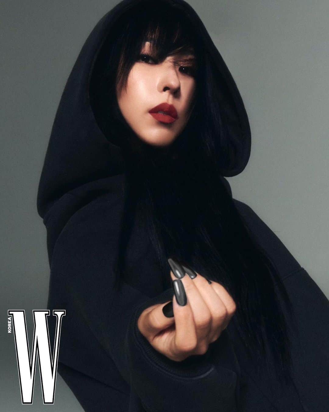 MINA MYOUNGのインスタグラム：「사과 먹을래?🍎 @wkorea @maccosmeticskorea   메이드바이민휘팍 @minnypark_」