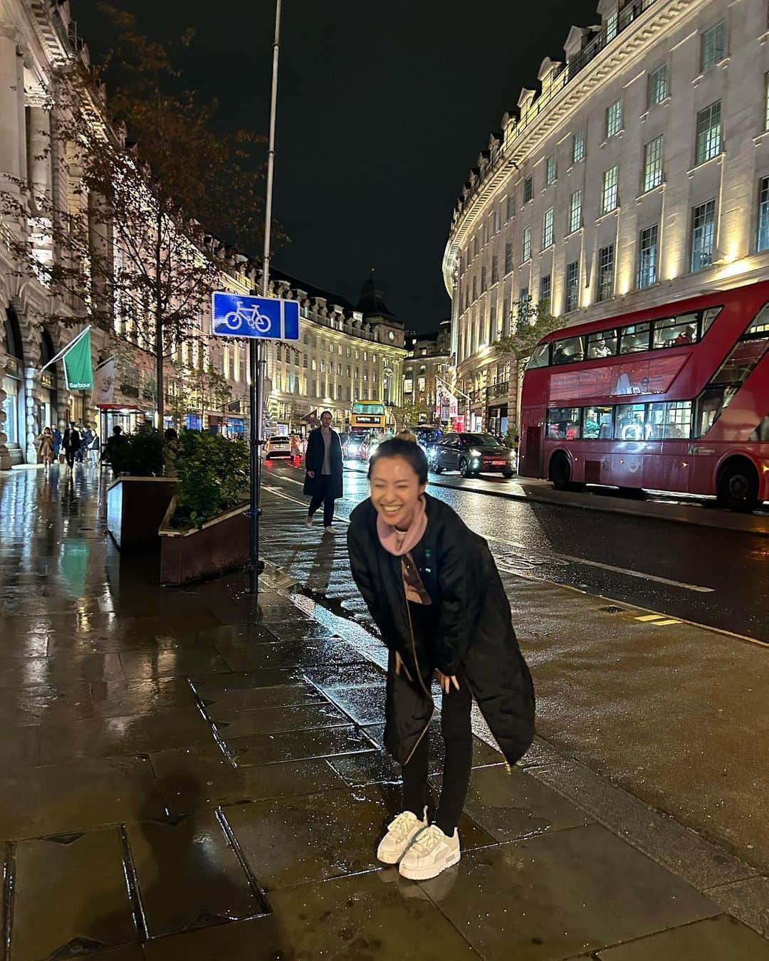 伊東楓のインスタグラム：「London🇬🇧 it's been 8 years since the last time and amazing how quickly time flies. never change, sooo beauties city:-)  #London#UK#ヨーロッパ旅#thenottinghillbookshop #nottinghill #ノッティングヒルの恋人#harrypotter#🦕🦖#🐎 #全部がオタク#germanlife#berlinermaler   そして、改めて お誕生日のメッセージをくださった皆様、ありがとうございました👏 バタバタしてまして、各所へのお礼が遅くなり、ごめんなさい。 今年も逞しく生きて参ります🎈 引き続きジャジャ馬🐎をよろしくお願いいたします！ tks for your kindnest, you all! #tksforbday」