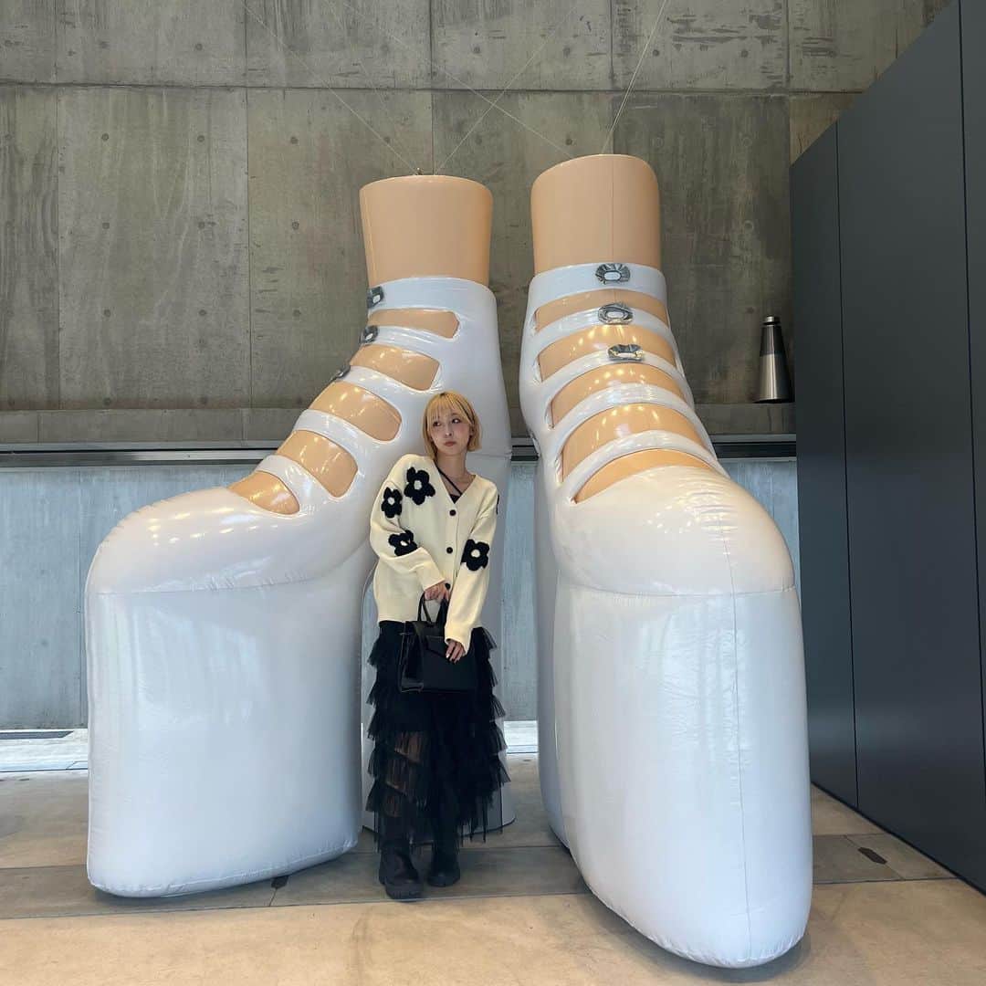 のインスタグラム：「大きい靴あった👠」