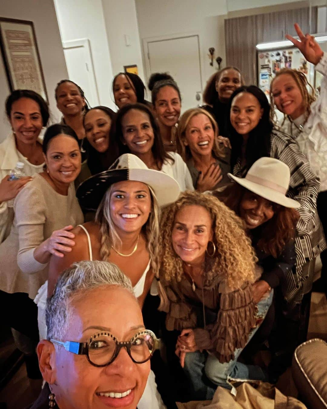 ヴァネッサ・ウィリアムスのインスタグラム：「Our “Quarantine Crew “ is reunited again! Love these lovely ladies 🥂 Thanks @katadams68 for being the hostess with the mostest 👩🏾‍🍳」