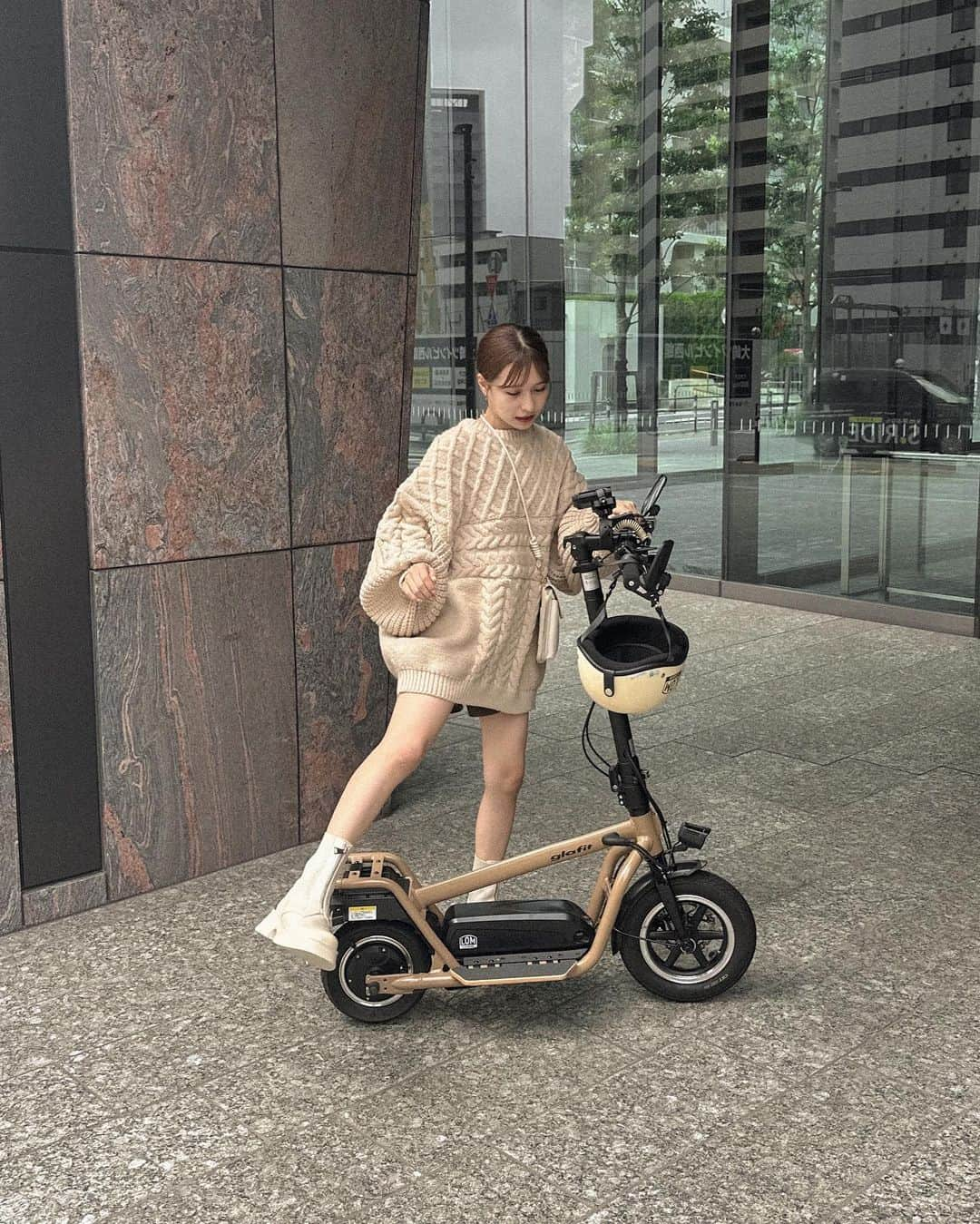 たかあしあかりのインスタグラム：「. 修理中の #グラフィット 🛴  このニット今の季節大活躍です☺️  ブーツは @evol_official0  ナチュラルなカラーが可愛くて 愛用しています◎  @moitytto_ ⤵︎ ︎ ボリューム編地切替えニット ¥6,930 tax in beige/gray/brown/natural FREE size  ⠀  ⠀  ⠀  ⠀  ⠀  #冬コーデ #韓国コーデ #淡色コーデ #ベージュコーデ #淡色コーデ #低身長コーデ  #ベージュコーデ #ニットコーデ  #イエベ秋 #低身長ファッション #ニットトップス #zozotownで購入 #ニットワンピースコーデ」