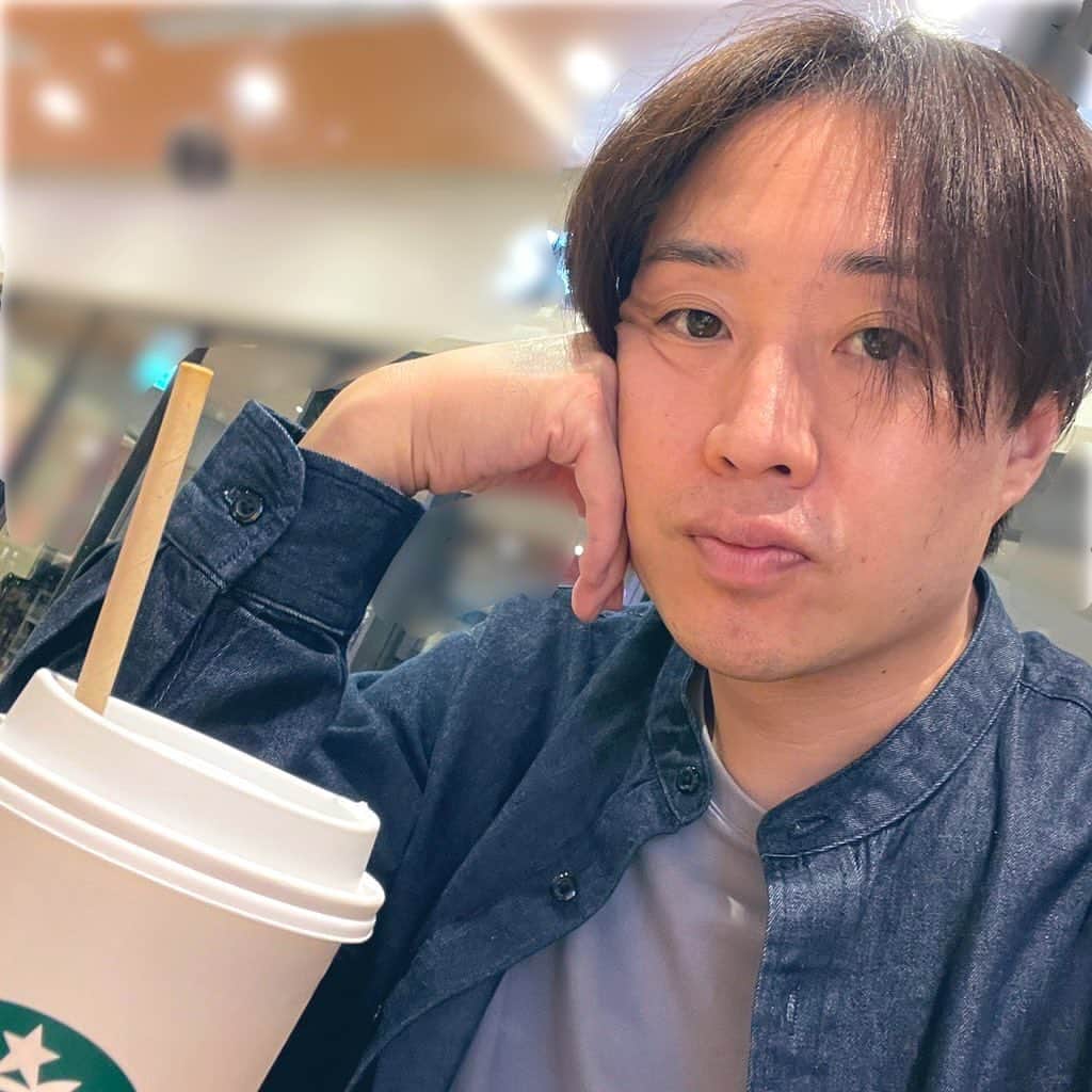 あつひろのインスタグラム：「紙のストローいまだに慣れない  #Starbucks #スターバックス #スタバ」