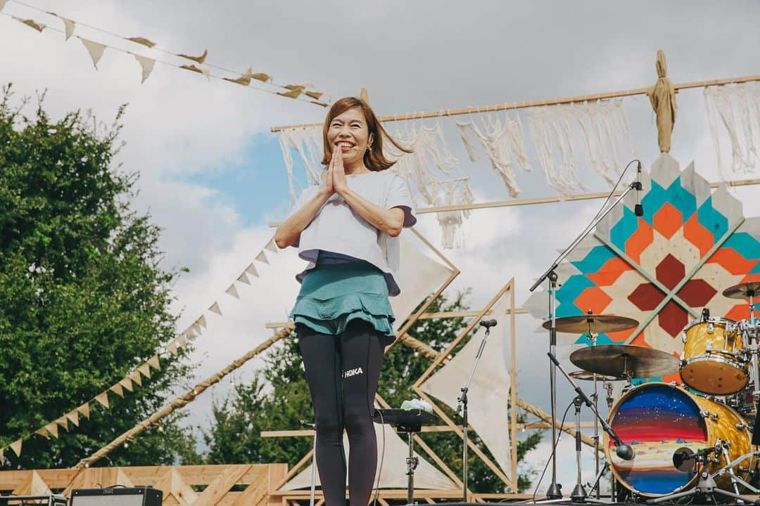 内田絢子さんのインスタグラム写真 - (内田絢子Instagram)「✴︎Chillin' Vibes 2023✴︎  🧘‍♀️MORNING YOGA🧘‍♂️ 万博記念公園の清々しい朝の空気を身体いっぱいに広げるYOGA！！とっても気持ちよかったです。ご参加いただいた皆様、ありがとうございました。  ちびっ子たちも一緒にやってくれて、可愛かったなぁ♡  photo by @mini12du   #chillinvibes2023 #chillinvibes  #チリンバイブス #ヨガ #yoga #morningyoga #parkyoga」10月23日 20時13分 - uccijun