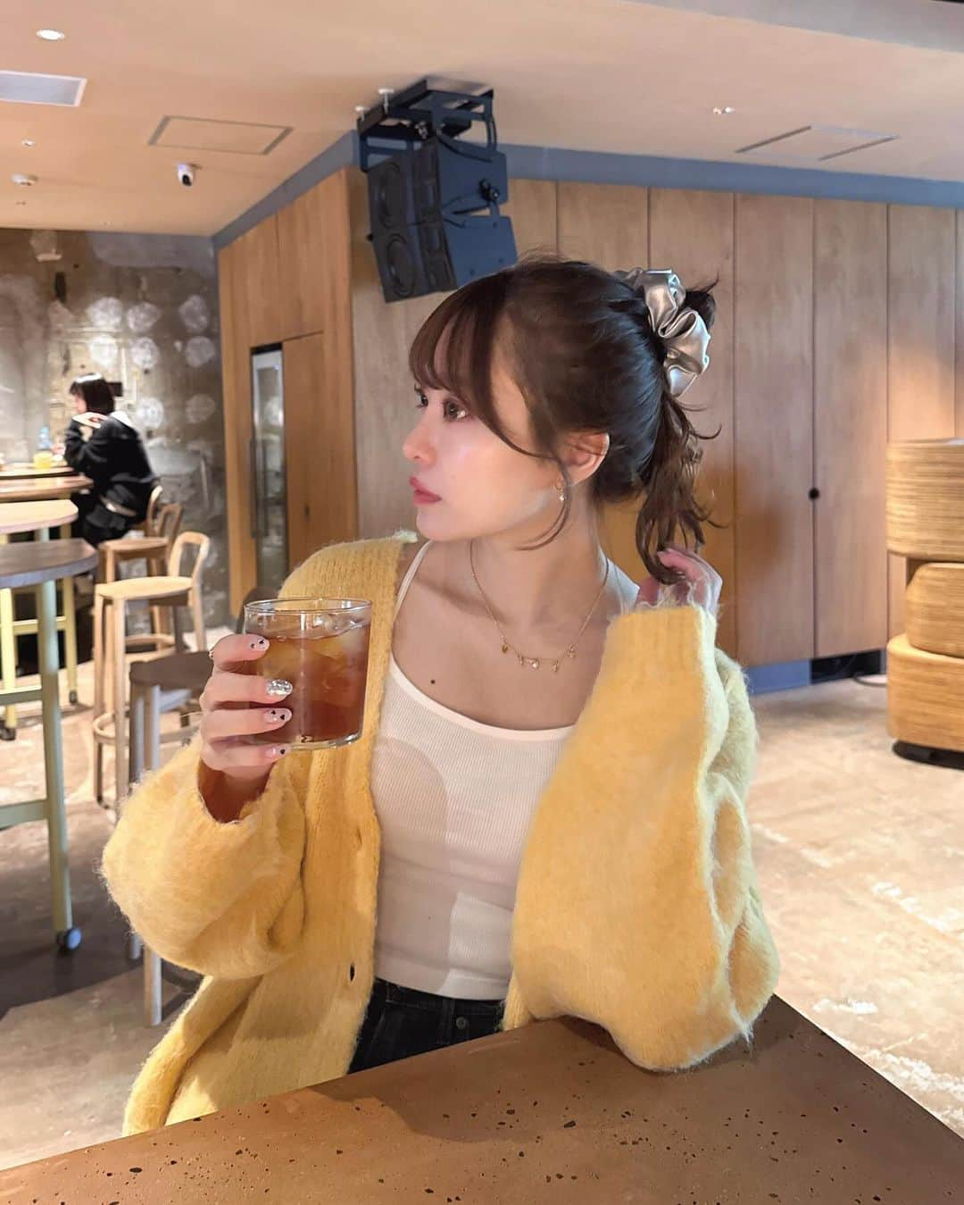 吉次玲奈のインスタグラム：「カフェコーデ☕️  cardigan: @vannie__u  camisole: @gu_for_all_  denim: @casa_fline @yanuk_official  shoes: @grl_official  bag: @folnua_jp @folnua_official  ⁡ #秋コーデ #秋服コーデ #秋冬コーデ #カーディガン #カーディガンコーデ #ニット #デニム #デニムコーデ #156cmコーデ #骨格ウェーブ #folnua #フォルニュア #お団子ヘア #イエベ春 #デートコーデ #モテコーデ #デート服 #着回しコーデ #zozotown #ゾゾタウン #花柄トップス #大人ガーリー #ブルベ夏 #六本木カフェ #都内カフェ #めがね #メガネ #メガネコーデ #gu #gu購入品」