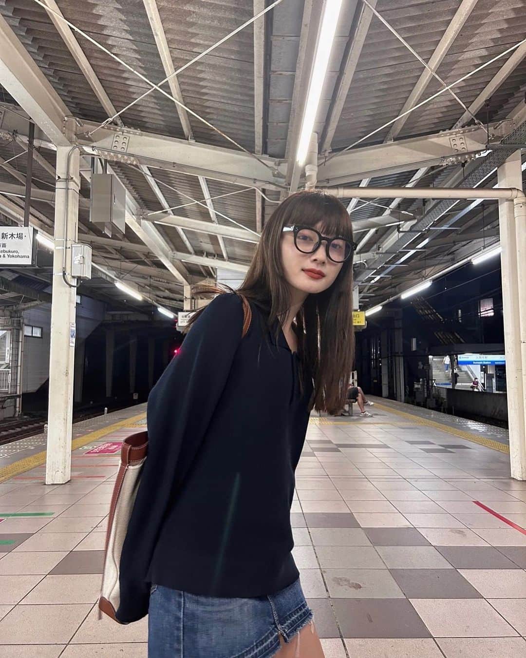 新野尾七奈のインスタグラム：「👕 @studiodoe  💼 @polene_paris  👓 @uyus.jp  🥾 @bothparis」