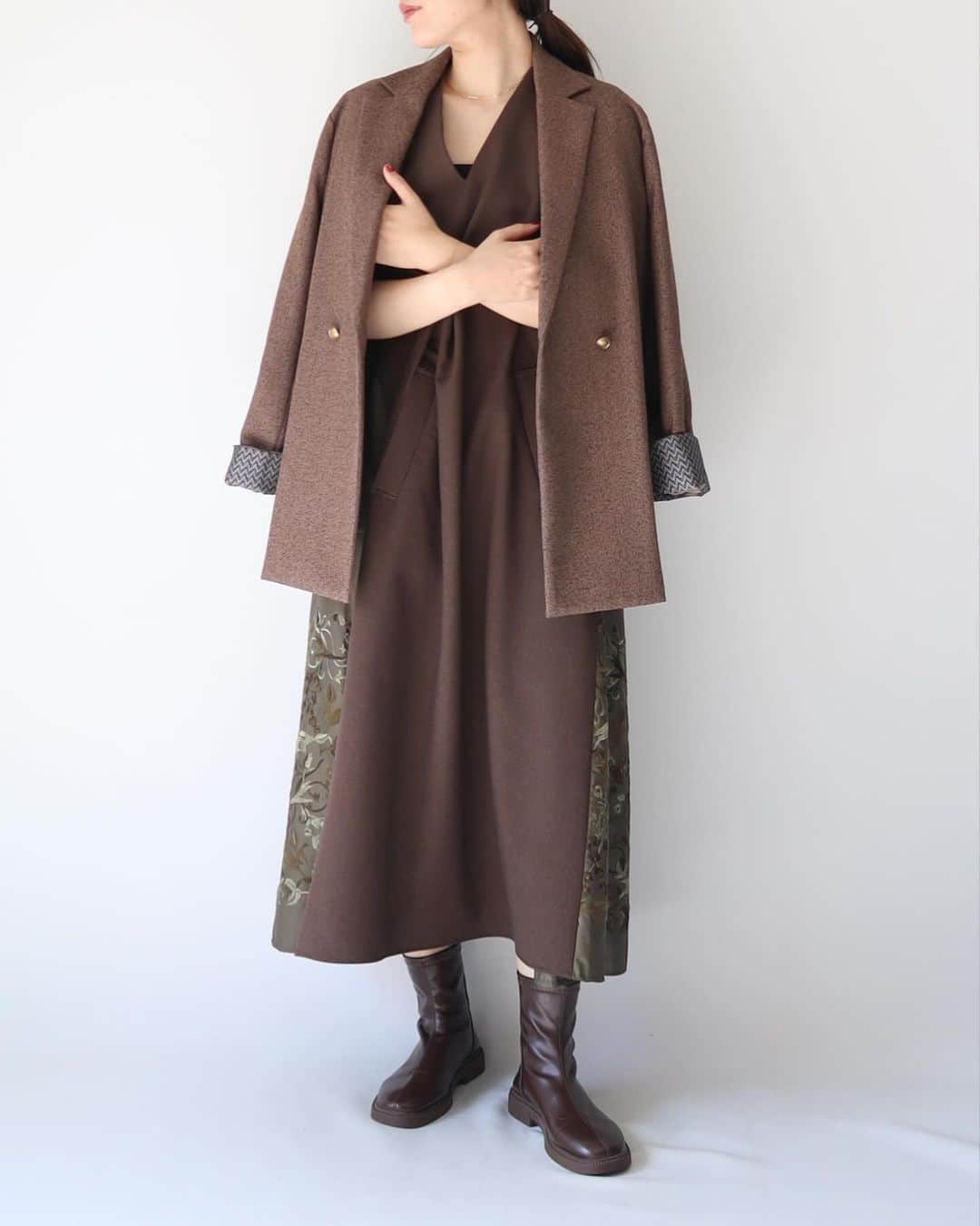 のインスタグラム：「New arrivals  Kittle.original ⁡ 少し光沢感のある生地にオリジナルの刺繍を施しました。サイドの切り替え部分に使用しております。 動きがでるとさらに刺繍部分の光沢感が増し、より上品により高級感がでます。 インナー次第で印象が変わるワンピースです。 秋冬のオケージョン用のワンピースにもぴったりです。 ⁡ 【LINE友達追加でオンラインストア限定のお得なクーポンもらえます】 https://lin.ee/Cc44uMv ⁡ #kittle #kittleto ⁡ 【𝗈𝗇𝗅𝗂𝗇𝖾 𝗌𝗍𝗈𝗋𝖾】 𝗁𝗍𝗍𝗉𝗌://𝗄𝗂𝗍𝗍𝗅𝖾𝗍𝗈.𝖼𝗈𝗆 𝖭𝖾𝗐 𝖺𝗋𝗋𝗂𝗏𝖺𝗅𝗌 →𝖤𝗏𝖾𝗋𝗒 𝖥𝗋𝗂𝖽𝖺𝗒 𝖯𝖬𝟩」