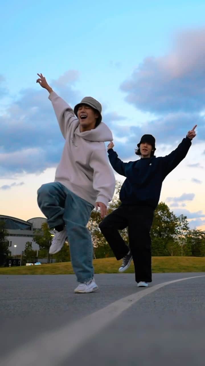 KAYLLYのインスタグラム：「昨日アップした「Halloween Night」で踊ってみました🤩 HIROMASAさんと踊るのは久しぶり🪩 踊って気持ち良い振付といえばHIROMASAさんだったので振り付けをお願いしました😁  dc: @hiromasa_oashi  #落ち着けハロウィン #dance #choreography #instadance #halloween」