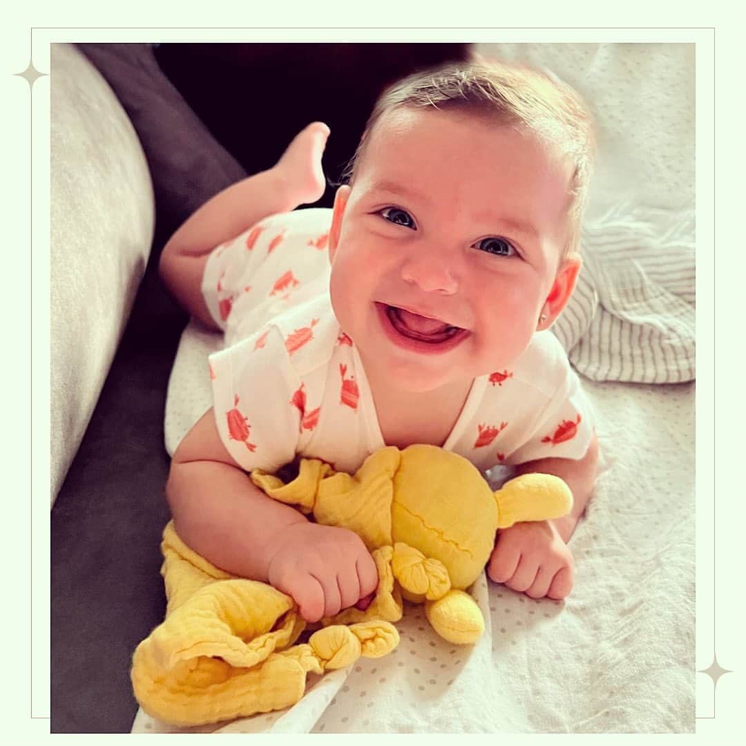 カルラ・スアレス・ナバロのインスタグラム：「Noa: Sonríe y Ona: Manda un besito. ¡Vaya dos princesas 🤤❤️!」