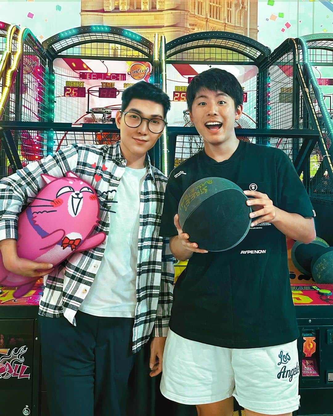 山下智央さんのインスタグラム写真 - (山下智央Instagram)「Had so much fun spending time with @tomoyama32 a few days ago. Tebak siapa yang berhasil dapet skor lebih tinggi? 🏀👀」10月23日 20時10分 - tomoyama32