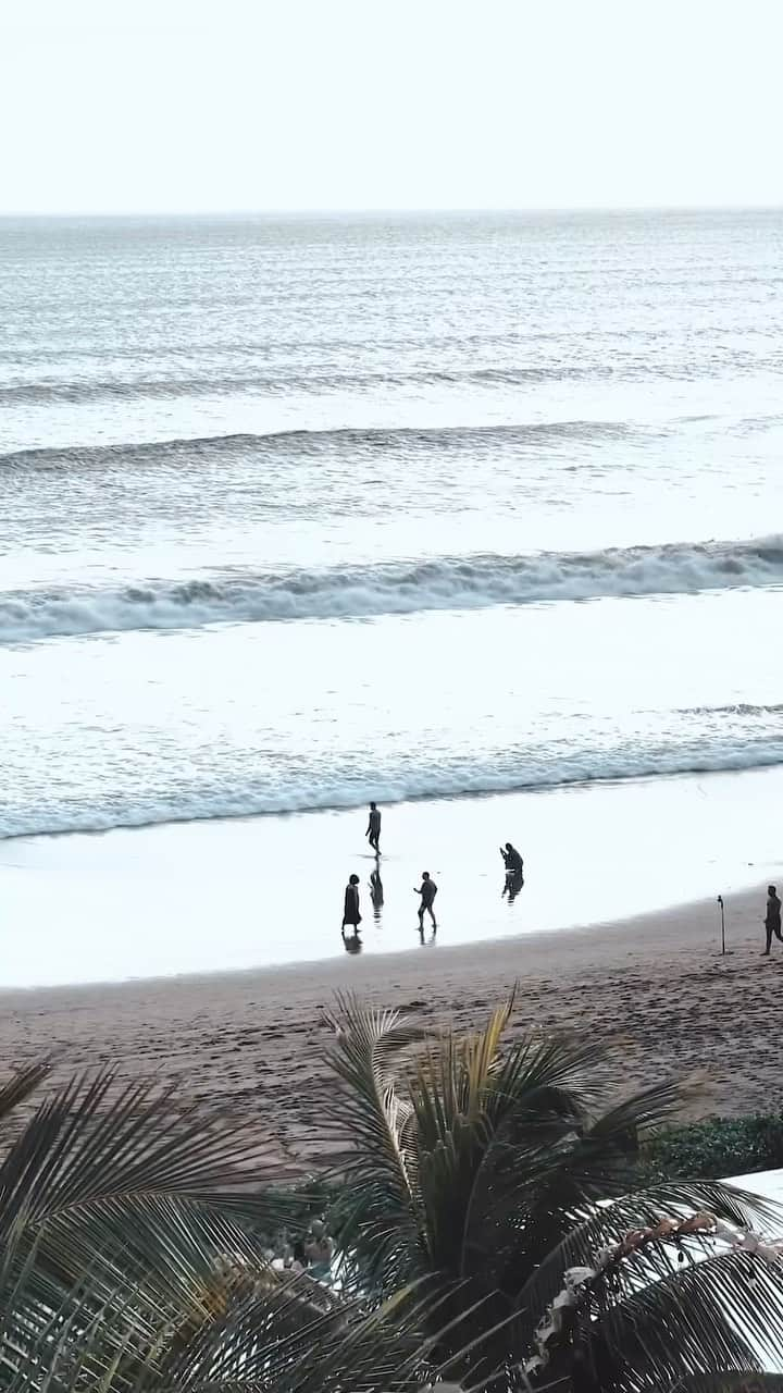 エアアジアのインスタグラム：「Allstar @markwu06 giving us a glimpse at one of Bali’s hottest hotels, Potato Head Beach Club! 🏝️ Capture all the feels in this second episode of #HotelDiaries through the lens of #MagicMark 📸✨  Drop an emoji below if you have been to #PotatoHeadBeachClub and tell us your favorite memory at this hotel!   #airasiasuperapp #exploretheworld」