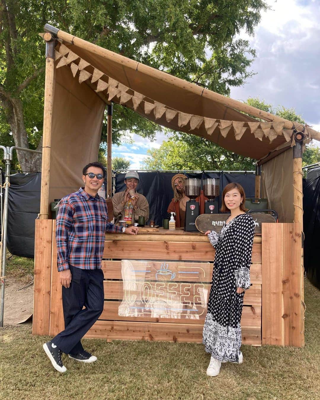 内田絢子のインスタグラム：「✴︎Chillin' Vibes 2023✴︎  “MUSIC＆RELAX”をコンセプトにゆったり楽しむピクニックスタイルのミュージックフェス！！秋風が気持ちいい万博記念公園で、音楽を浴びる最高の1日でした♬  今年は大抜卓人さんと一緒にMC、そして、オープニングのYOGAを担当させていただきました。晴れたり、曇ったり、虹が出たり、野外フェスの醍醐味を感じながら、秋の休日、ライブを満喫〜♬楽しかったぁ！！  #chillinvibes2023 #chillinvibes  #チリンバイブス #ヨガ #yoga #morningyoga #parkyoga」