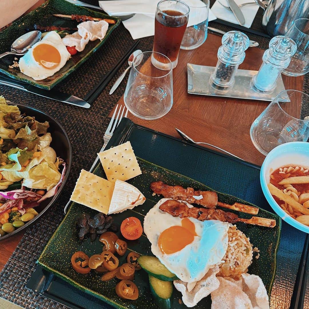 Aya（高本彩）さんのインスタグラム写真 - (Aya（高本彩）Instagram)「今回の石垣島での宿泊先は @clubmedkabira でした🌺オールインクルーシブだからお財布いらずで朝、昼、晩ホテル内で食事ができてアクティビティも豊富すぎて大興奮🌴マンタが見れるシュノーケリングツアーに参加したり、バーでスナックやジュース飲んだり、日が暮れるまでプールサイドでまったりしたり、、、最高の旅になった🌴 キッズプログラムがあるから家族連れには本当に本当におすすめ🩷  堪能しすぎて大満足でした♡ thank you @clubmedkabira  #クラブメッド #クラブメッド石垣 #clubmedkabira  #PR」10月23日 20時11分 - aya_dream04