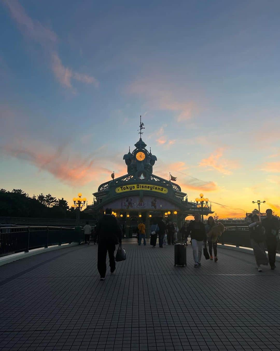 七原月乃さんのインスタグラム写真 - (七原月乃Instagram)「5年ぶりのディズニー楽しかった🌝🫶🏼  #disneyland」10月23日 20時11分 - tsukino_78