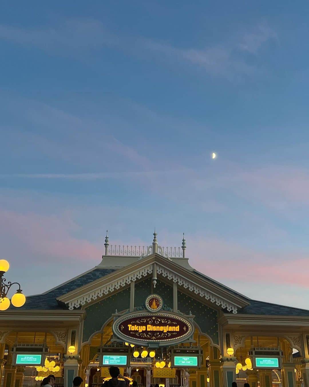 七原月乃のインスタグラム：「5年ぶりのディズニー楽しかった🌝🫶🏼  #disneyland」