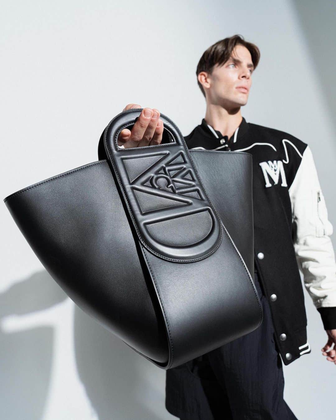 のインスタグラム：「The official tote of Mavericks everywhere  MCM Autumn Winter 2023 Collection  #MCMAW23」