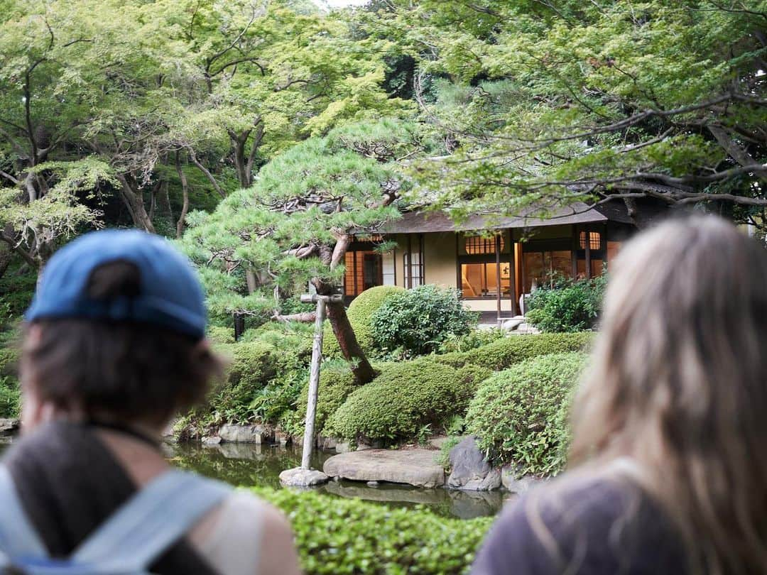 Promoting Tokyo Culture都庁文化振興部さんのインスタグラム写真 - (Promoting Tokyo Culture都庁文化振興部Instagram)「Thank you for participating in "MEETUP IN THE GARDEN"!  On September 22, "MEETUP IN THE GARDEN" was held at the Tokyo Metropolitan Teien Art Museum where a total of 17 followers with a keen interest in Tokyo art and culture were welcomed on a special tour of the lush garden and a press preview of a special exhibition.  Here are some of the highlights!  The Tokyo Metropolitan Teien Art Museum is currently holding a special exhibition "The Art Deco Garden: Exploring the Aesthetic Fruit of the Residence of Prince Asaka" to commemorate its 40th anniversary until Sunday, December 10th. We invite you to visit the beautiful space and spacious garden!  "The Art Deco Garden: Exploring the Aesthetic Fruit of the Residence of Prince Asaka" Dates: Sept. 23 - Dec. 10, 2023 Venue: Tokyo Metropolitan Teien Art Museum Hours: 10:00 - 18:00 (Admission until 30 minutes before closing) Closed: Mondays and Tuesdays (Open until 20:00 on November 17, 18, 24, 25, and Dec. 1, 2 for evening hours; admission until 19:30) Admission: Adults: 1,400 yen; University students: 1,120 yen; Junior high school students, high school students, and those 65 years and older: 700 yen. Free for elementary school students and younger and junior high school students residing and attending school in Tokyo.  9月22日、東京都庭園美術館にて『MEETUP IN THE GARDEN』を開催しました！  東京のアートやカルチャーに関心の高い総勢17名のフォロワーの皆さまを迎え、和気藹々とした雰囲気の中、企画展の内覧会や緑豊かな庭園を巡る特別ツアーを実施しました。 MEETUP IN THE GARDENの様子はハイライトにまとめていますので、ぜひチェックしてみてください。  東京都庭園美術館では12月10日（日）まで、開館40周年を記念した企画展「装飾の庭　朝香宮邸のアール・デコと庭園芸術」を開催中です。 皆さまもぜひ、旧朝香宮邸の美しい空間や広々とした庭園を訪れてみてください。  【開催概要】 装飾の庭 朝香宮邸のアール・デコと庭園芸術 会期：2023年9月23日(土) - 12月10日(日) 会場：東京都庭園美術館 開館時間：10:00 – 18:00 (入場は閉館の30分前まで) 休館日：月曜日・火曜日 （11月17日（金）、18日（土）、24日（金）、25日（土）、12月1日（金）、2日（土）は夜間開館のため夜20:00まで開館・入館は19:30まで） 入場料：一般 1,400円／大学生 1,120円／中学生・高校生・65歳以上：700円／小学生以下および都内在住在学の中学生は無料  #tokyoartsandculture  #Teien40th #tokyometropolitanteienartmuseum #teienartmuseum #artoftheday #fineart #artstagram #artlover #fineartphotography #art_of_japan_ #artjournal #artworld #artphoto #arthistory #finearts #artworkoftheday #artandculture #artsandculture」10月23日 20時15分 - tokyoartsandculture