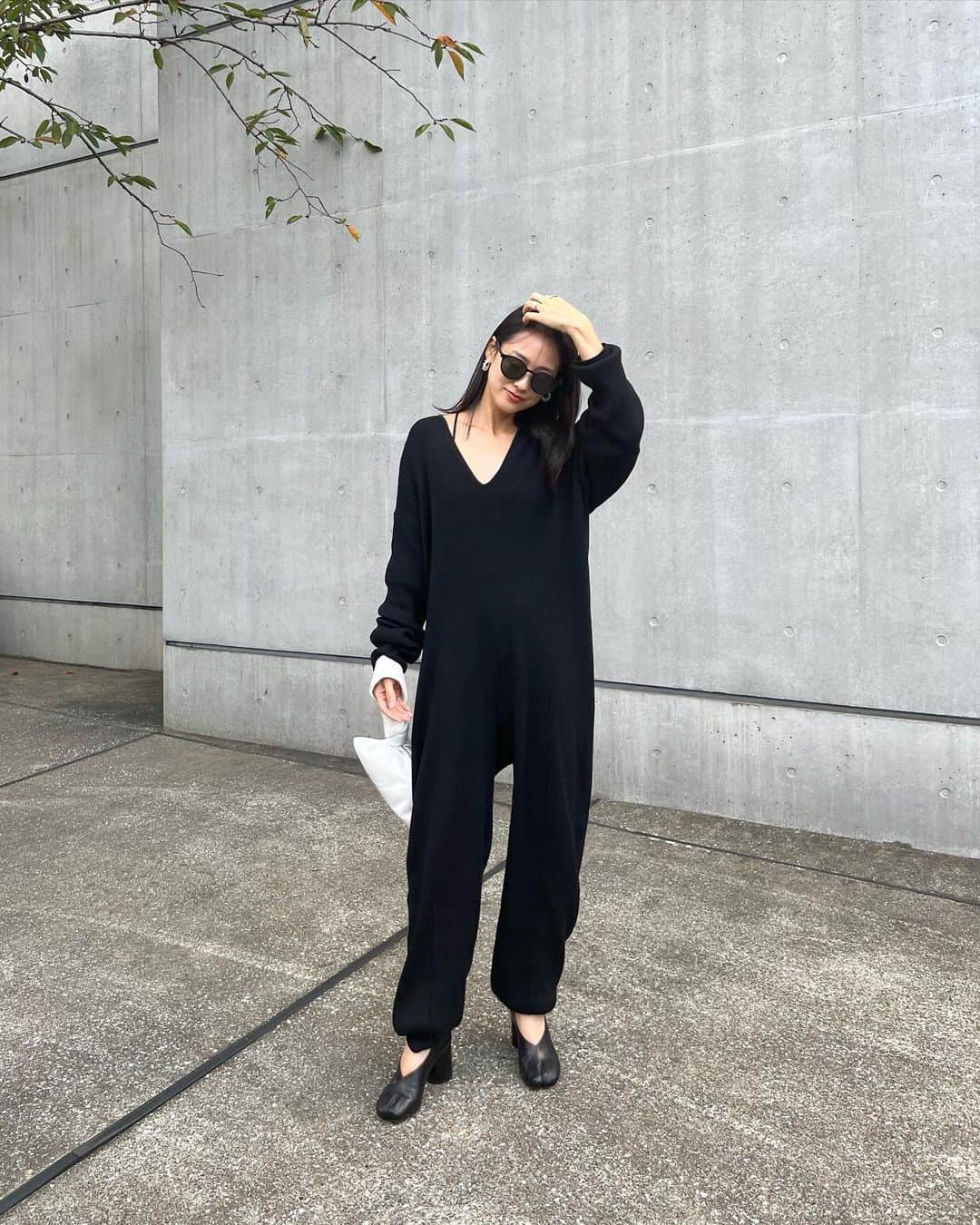 naomin0227のインスタグラム：「とーっても楽ちんな ニットオールインワン🧶 緩めなシルエットだけど、 太すぎず細すぎず🫶🏼💕  #allinone #blackbymoussy  #オールインワン #ニットオールインワン」