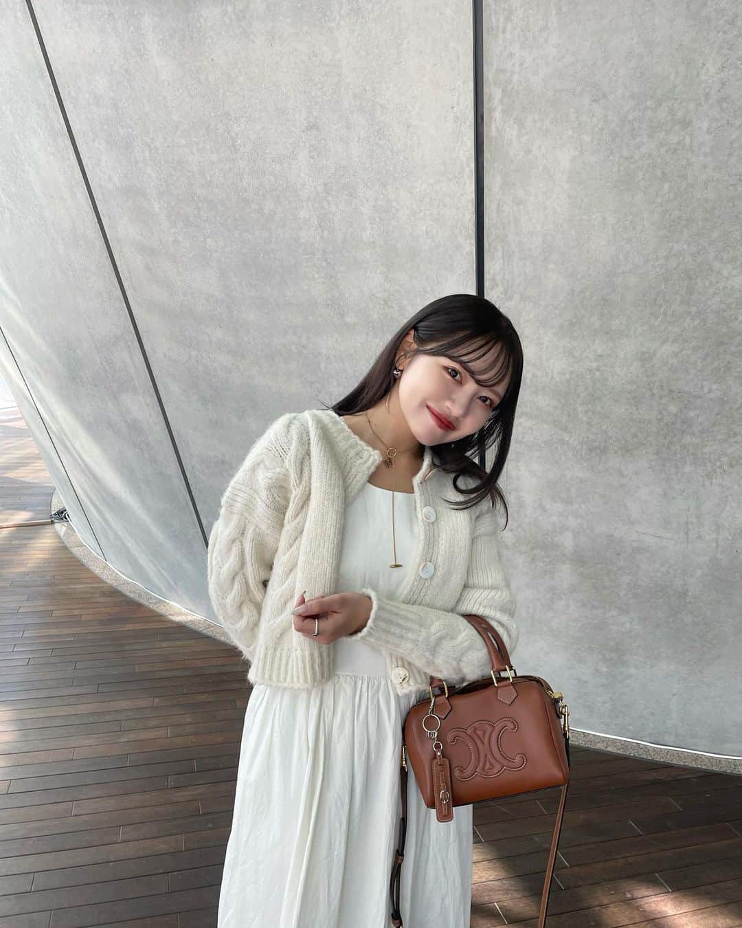 mikuponのインスタグラム：「. イヴ・サンローラン展🩶  素敵なお洋服ばかりで見惚れました☺︎ 今日のコーデはキレイめです  new color♡ 髪色オリーブベージュに染めました🫒♡ @na_ka_daa さんありがとうございます~！ 秋っぽく落ち着いた可愛い色味になって 嬉しいい🍂  . #ootd #code #pic #yvessaintlaurent #イヴサンローラン展 #ニットカーディガン #冬コーデ #秋コーデ #ワンピースコーデ」